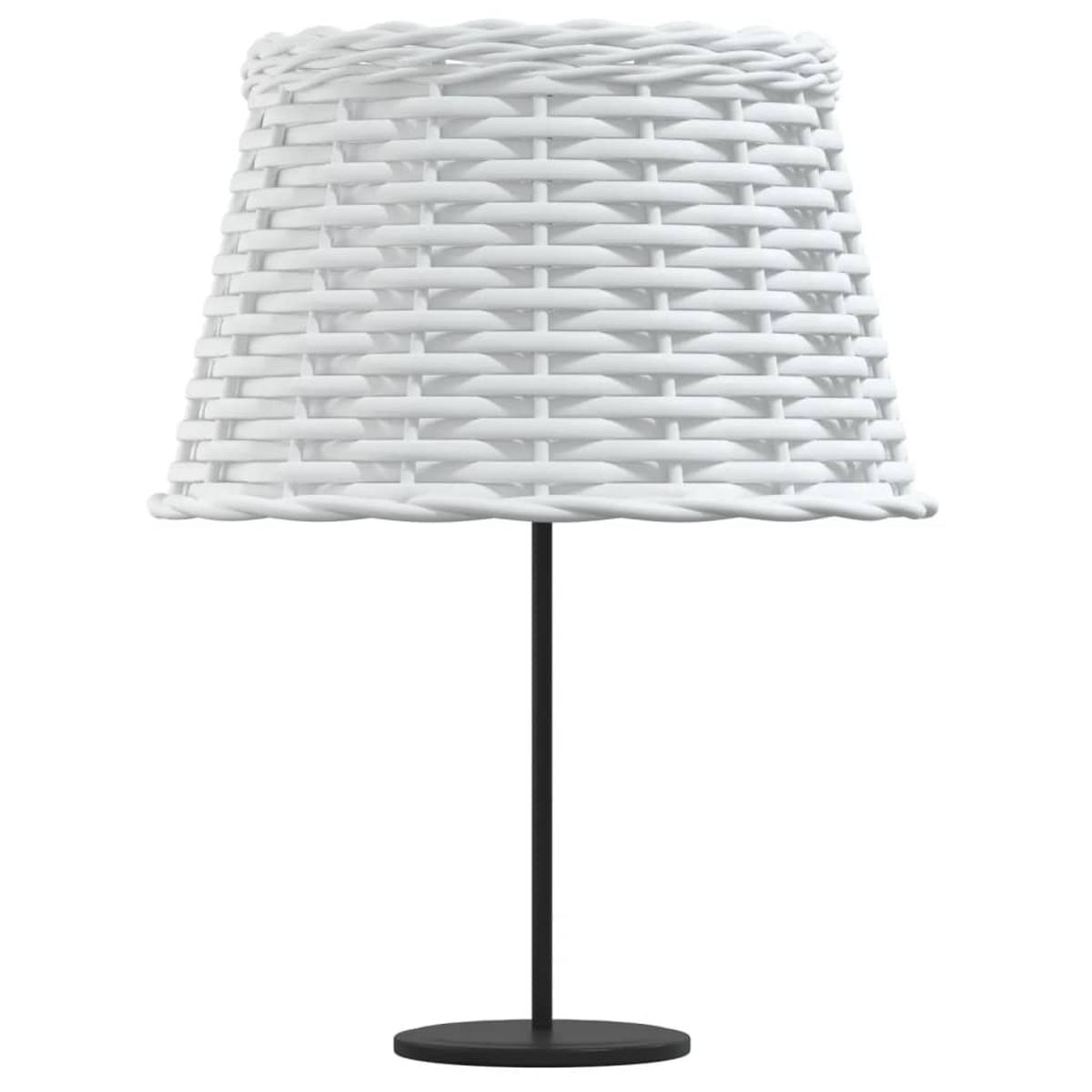 Eine weiße Korbtischlampe mit schwarzem Ständer auf weißem Hintergrund.