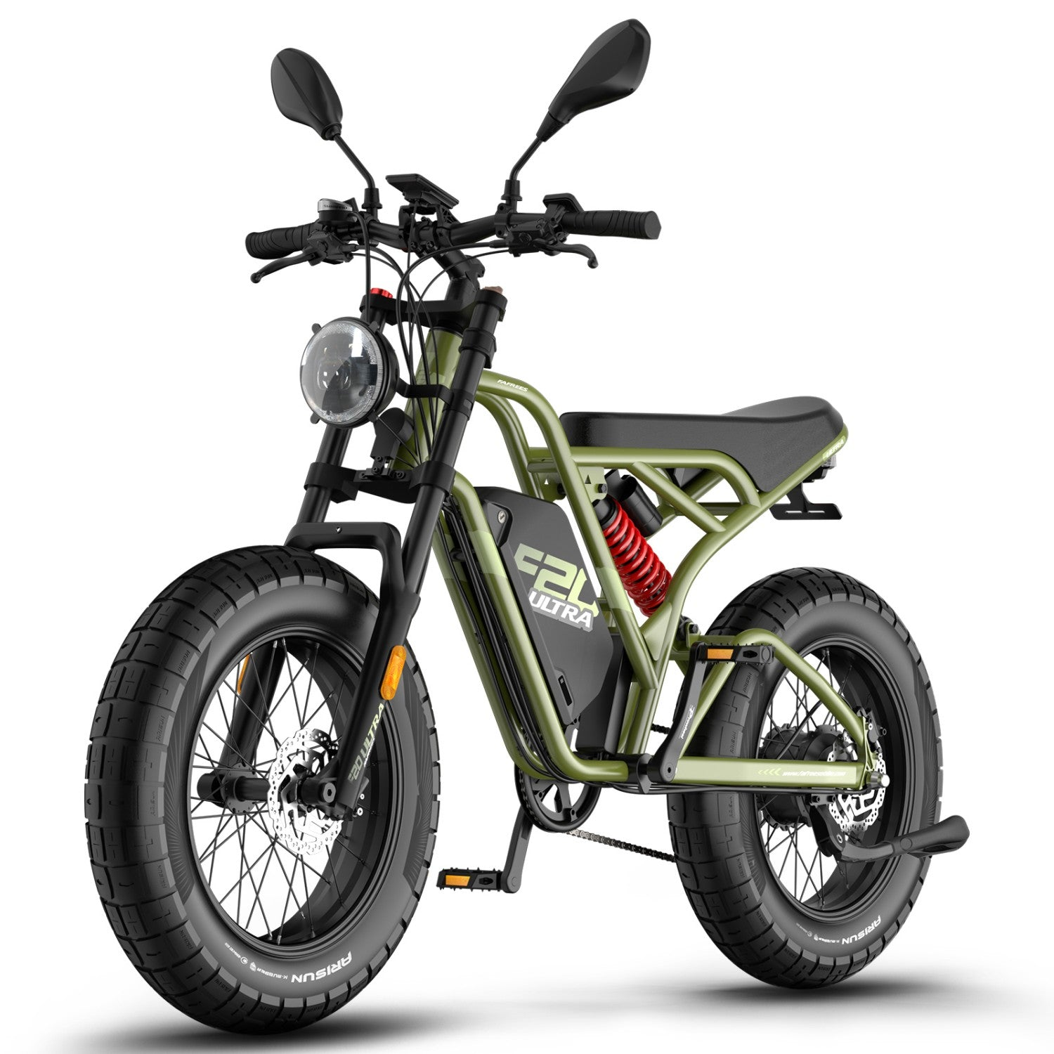 Bicicleta eléctrica verde con neumáticos anchos, suspensión y faro redondo. Fondo blanco.