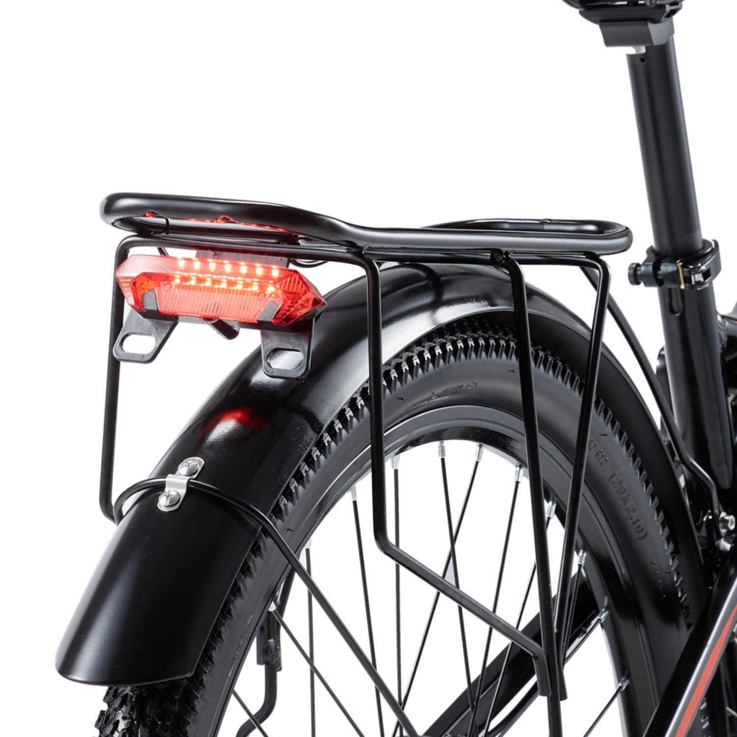 Vista trasera de una bicicleta negra con luz trasera y portaequipajes.