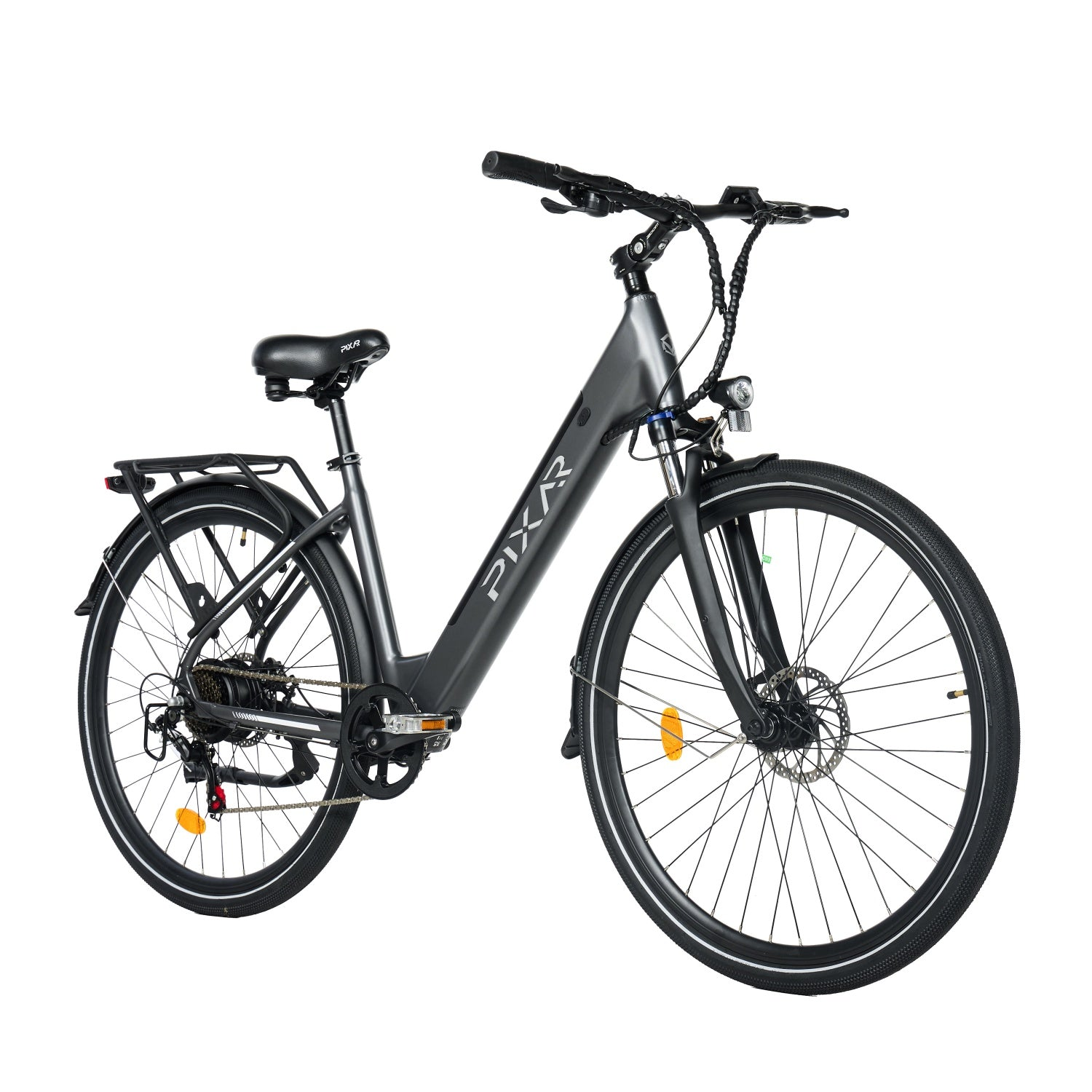 Bicicleta eléctrica gris oscuro con portabultos y faro, aislada.