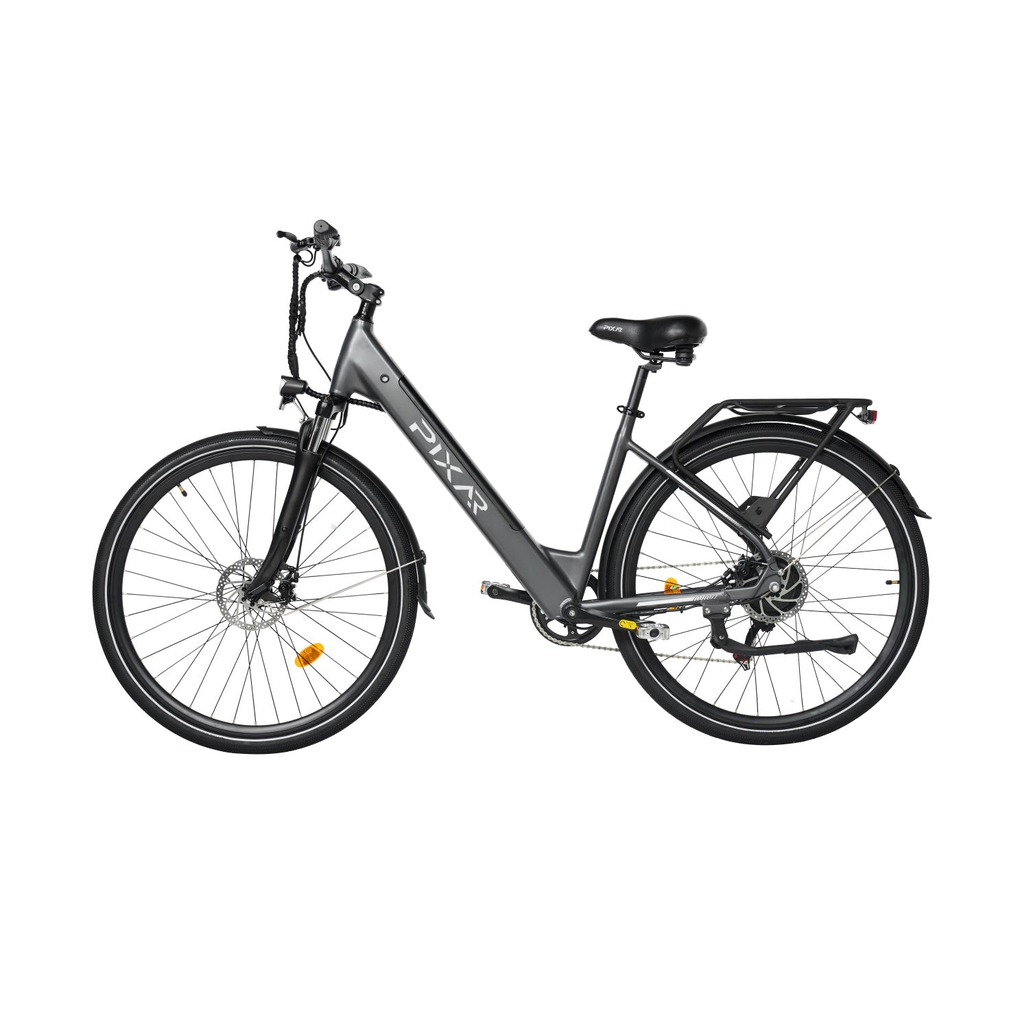 Una bicicleta eléctrica gris con sillín y portaequipajes negros se muestra sobre fondo blanco.