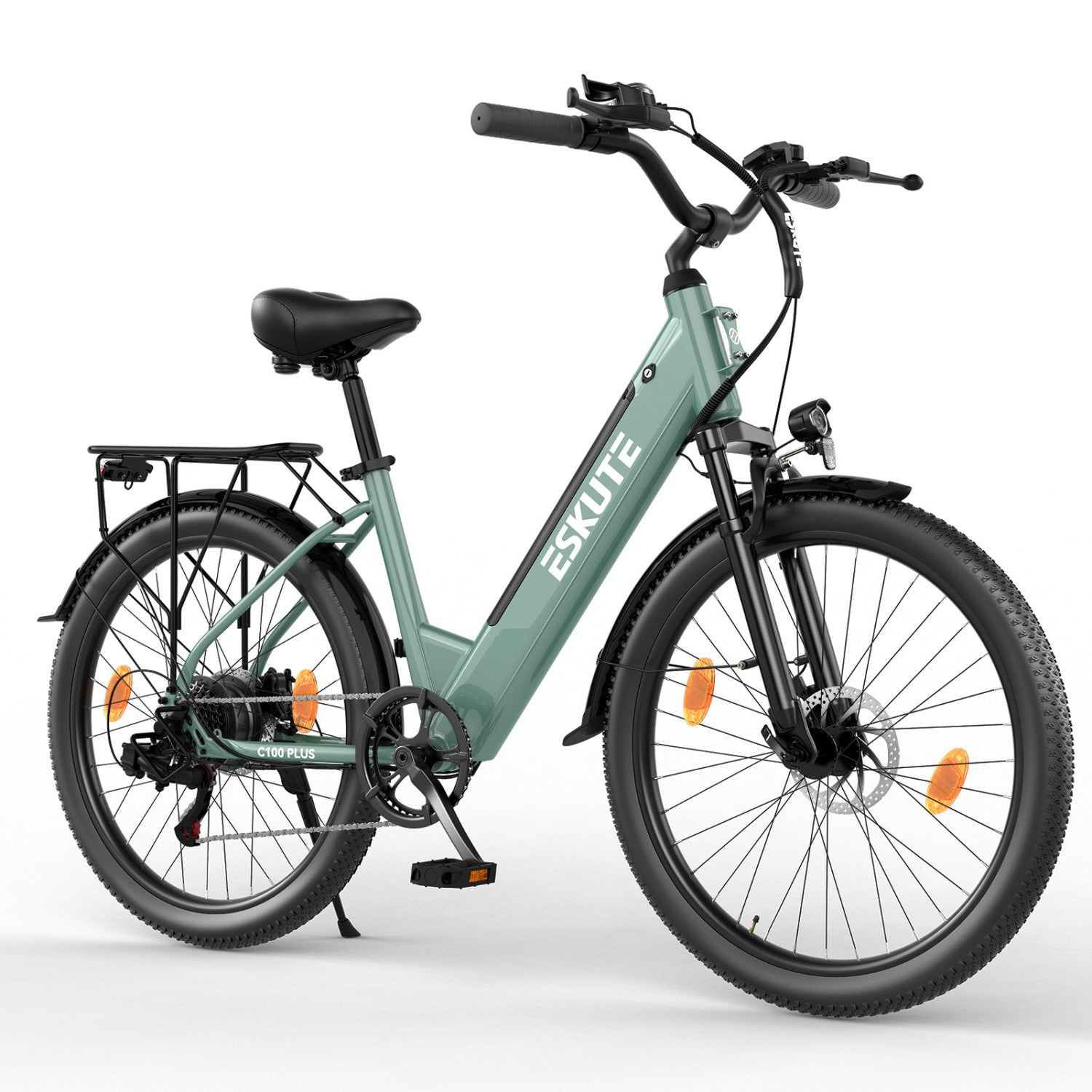 Ein hellgrünes E-Bike mit Gepäckträger, Schutzblechen und orangefarbenen Reflektoren.