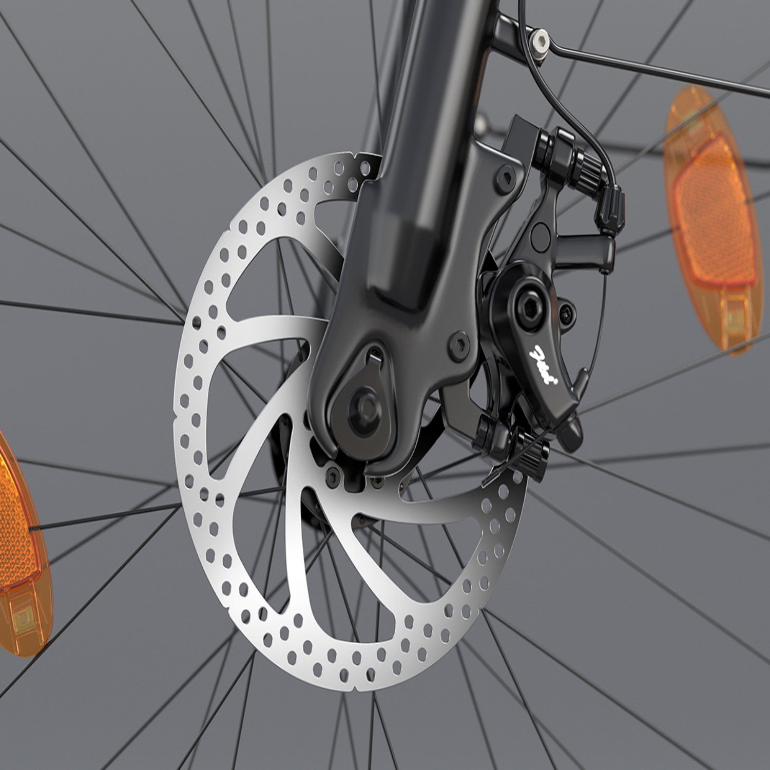 Fahrradscheibenbremse mit Speichenrad und orangefarbenem Reflektor.