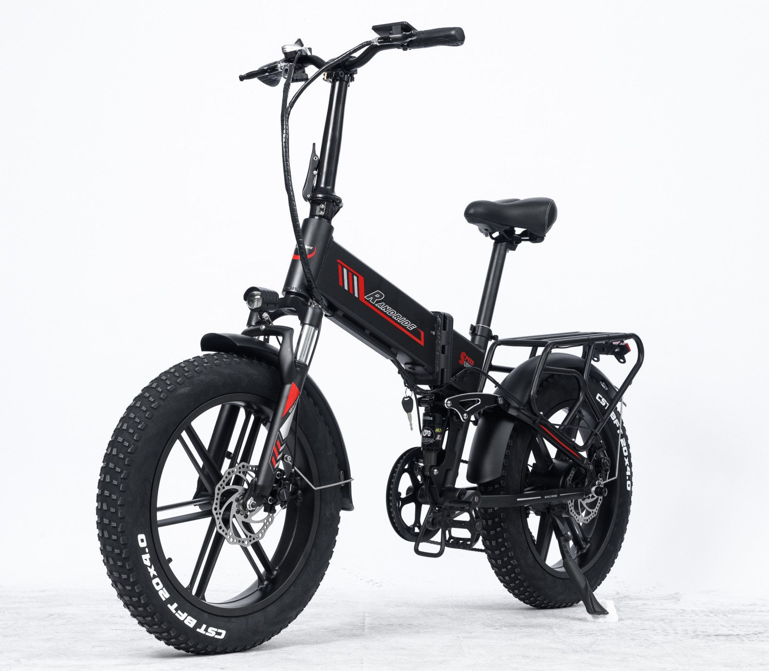 Ein schwarzes Fat-Tire-Elektrofahrrad mit roten Akzenten, Vorder- und Rücklichtern.