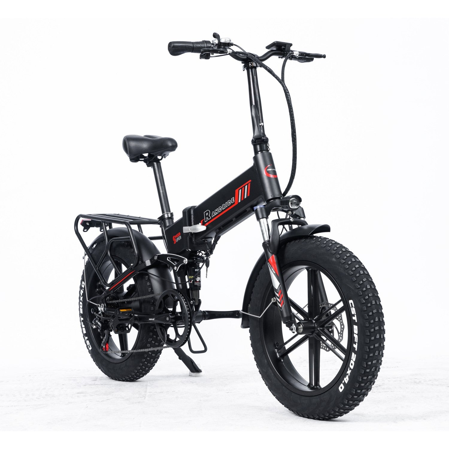 Schwarzes Fat-Tire-E-Bike mit Gepäckträger und rotem Streifen auf dem Rahmen.