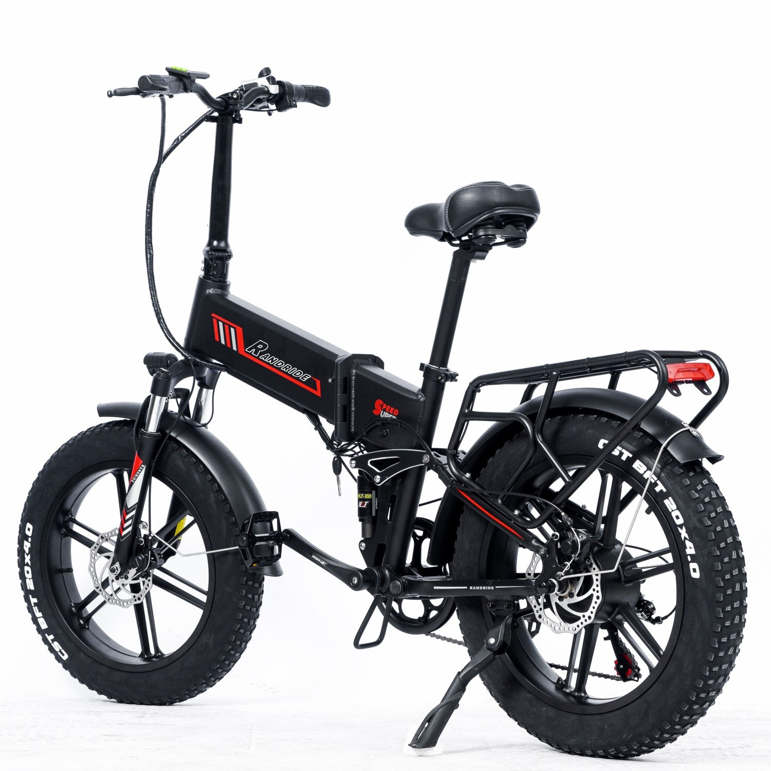 Schwarzes E-Bike mit dicken Reifen und Gepäckträger, isoliert auf weißem Hintergrund.