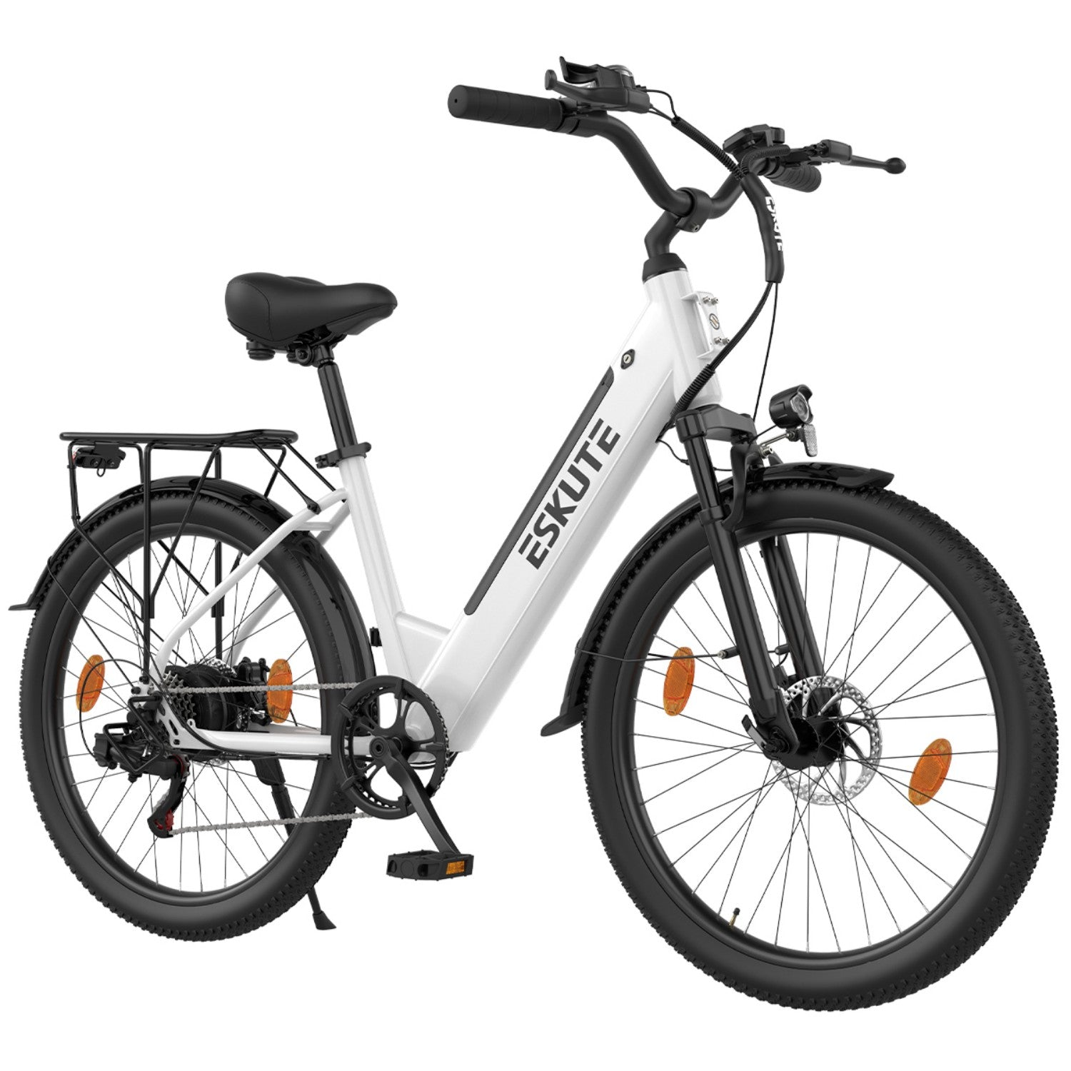 Weißes E-Bike mit Gepäckträger, Schutzblechen und orangefarbenen Reflektoren.