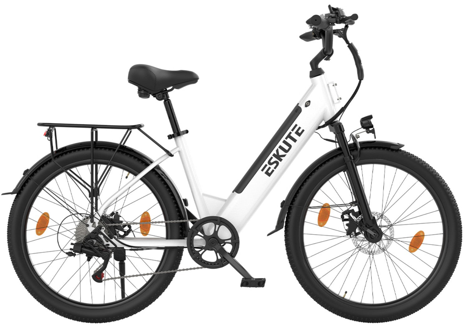 Ein weißes E-Bike mit schwarzem Sattel, Gepäckträger und Reifen.