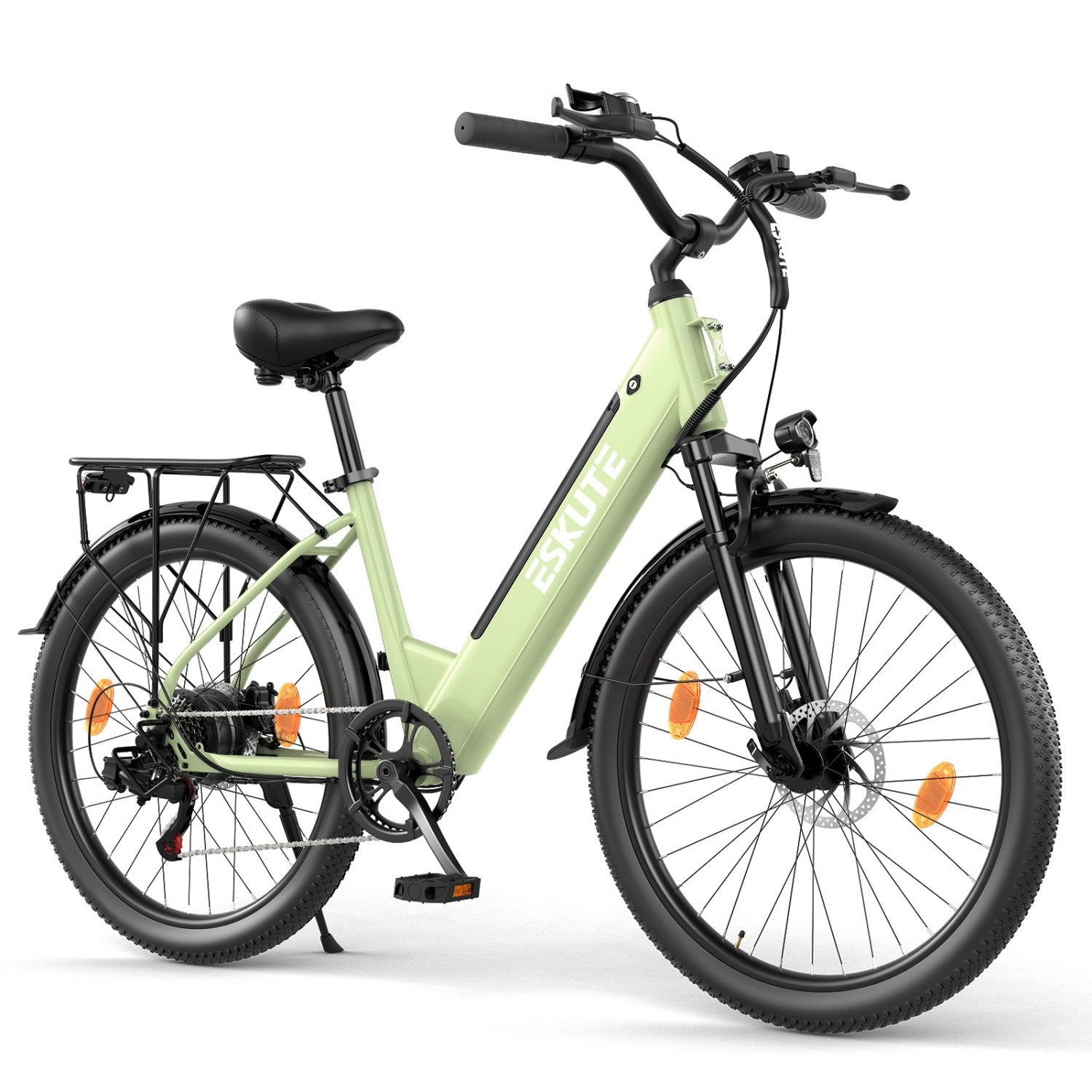 Ein hellgrünes E-Bike mit Gepäckträger, schwarzem Sattel und breiten Reifen.