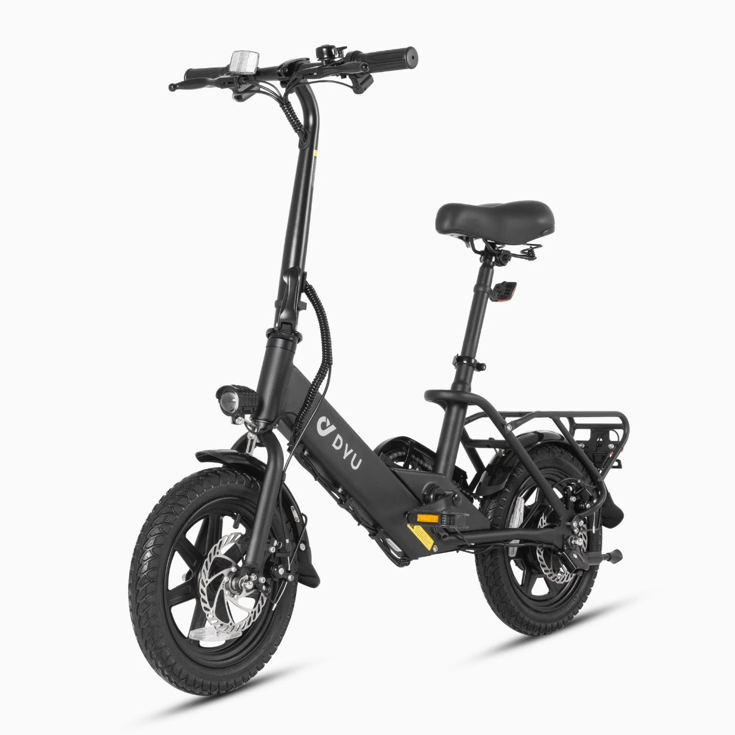 Una bicicleta eléctrica negra con cuadro pequeño, sillín, portabultos y fondo blanco.