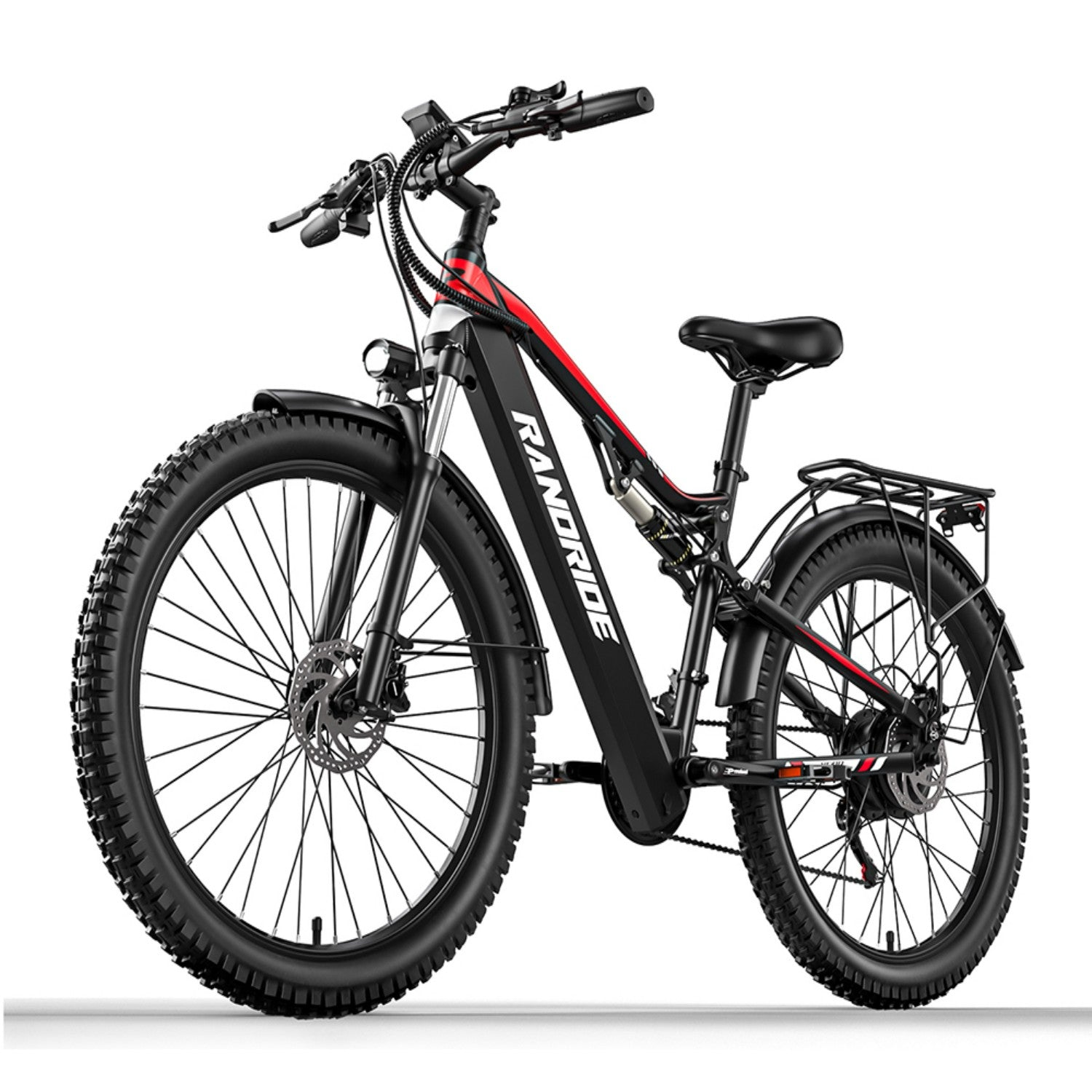 Bicicleta eléctrica negra con acentos rojos, llantas anchas y portaequipajes.