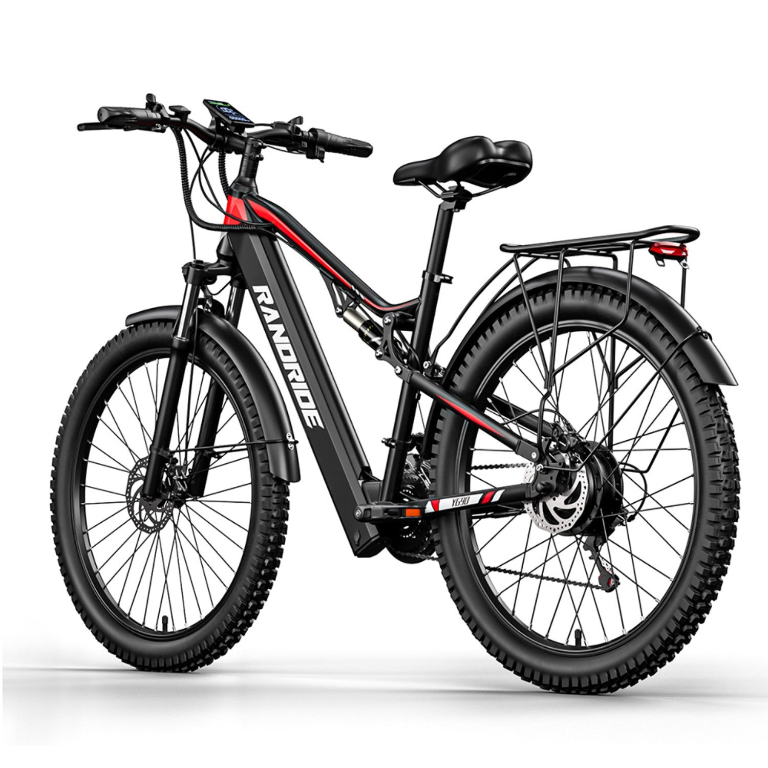 Bicicleta eléctrica negra con detalles rojos y portaequipajes, aislada en blanco.