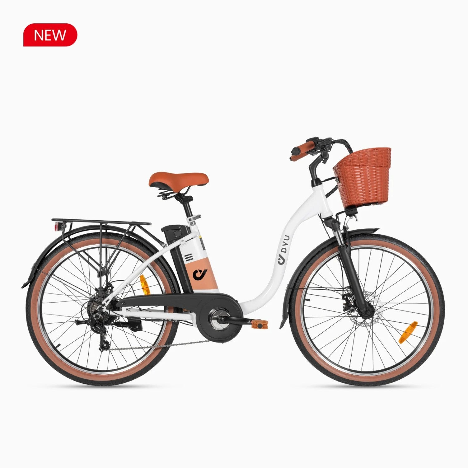 Una bicicleta eléctrica blanca con asiento y cesta marrones, sobre fondo blanco.
