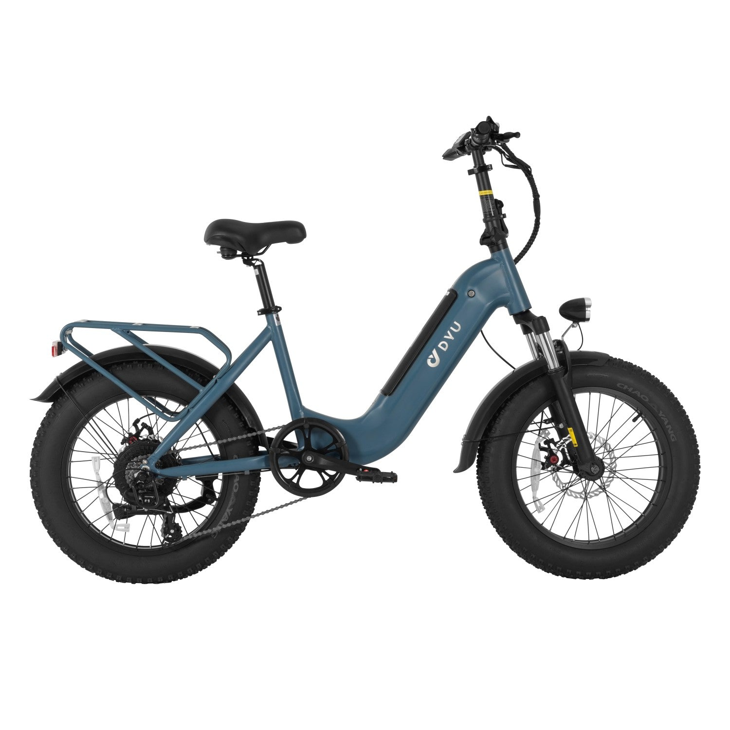 Una bicicleta eléctrica azul de llantas anchas con portaequipajes trasero y guardabarros.