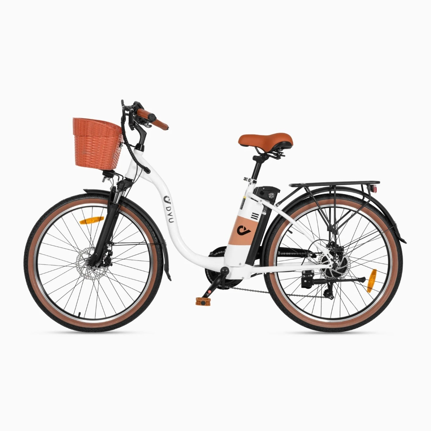 Una bicicleta eléctrica blanca con asiento y cesta marrones.