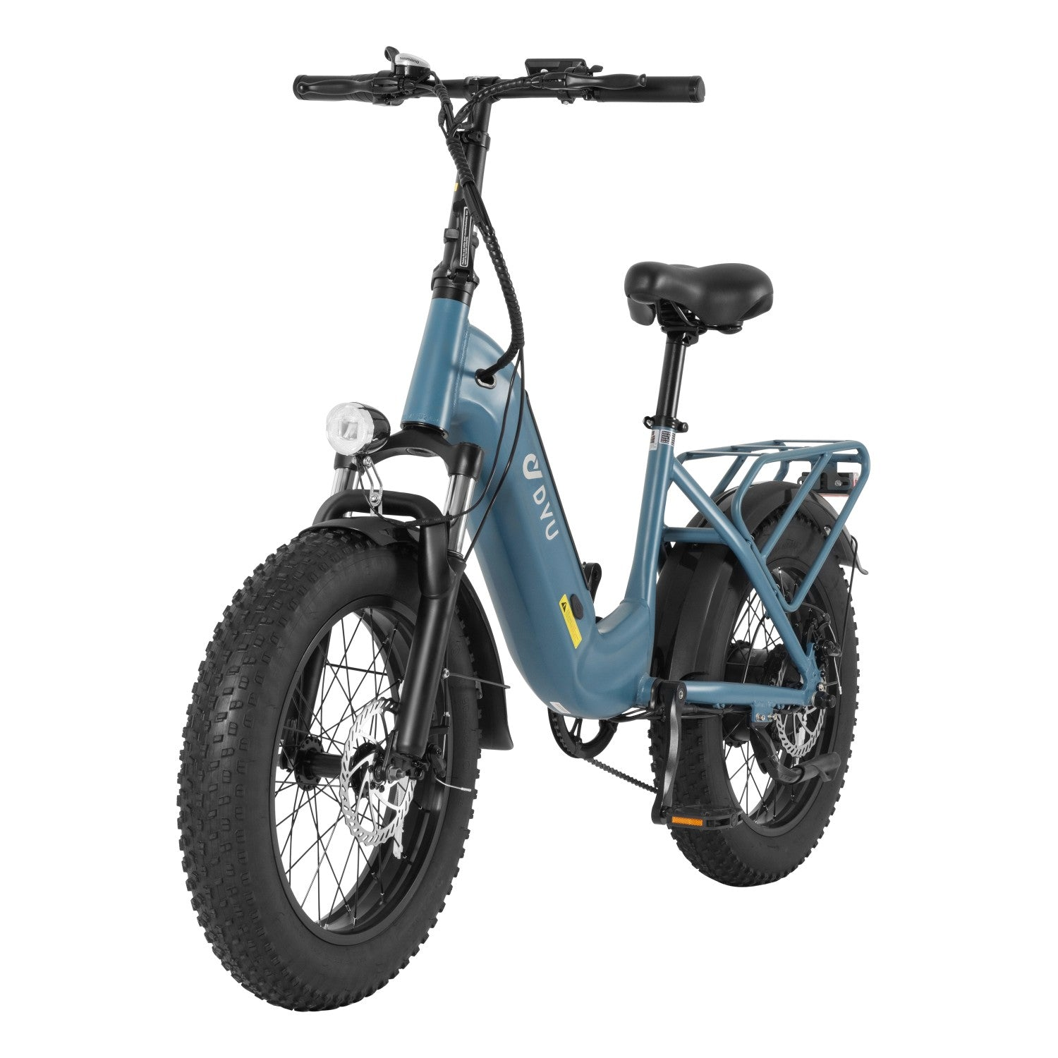 Una bicicleta eléctrica azul con ruedas anchas, portaequipajes y faro sobre fondo blanco.