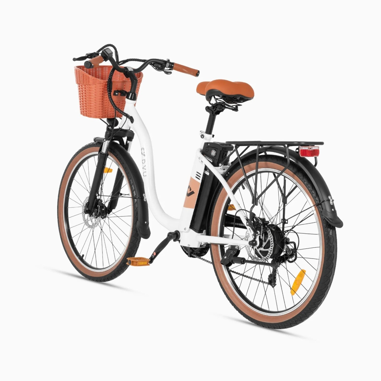 Una bicicleta eléctrica blanca con cesta, asiento y neumáticos marrones.