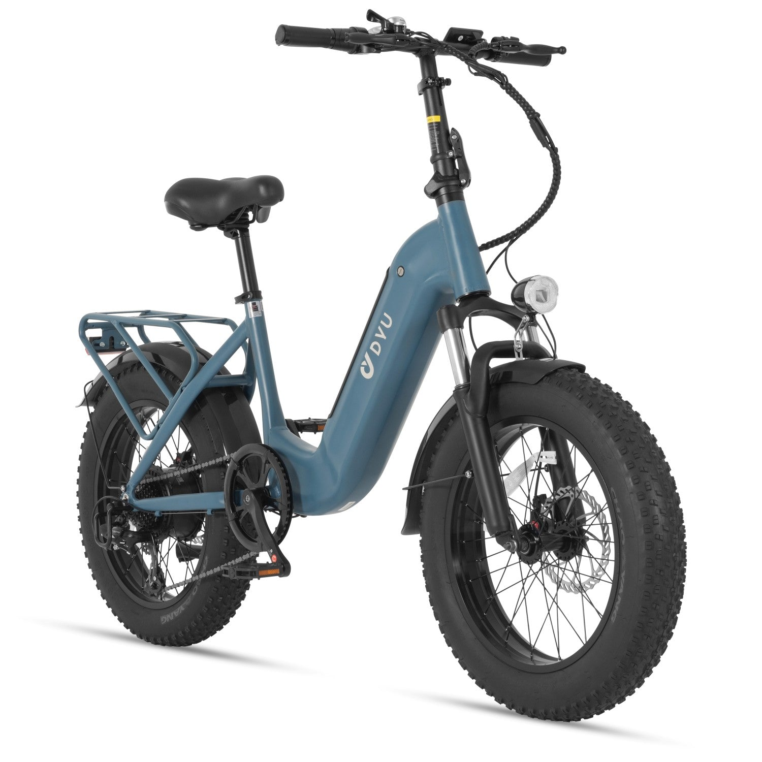 Una bicicleta eléctrica azul de llantas anchas con portabultos trasero y faro.