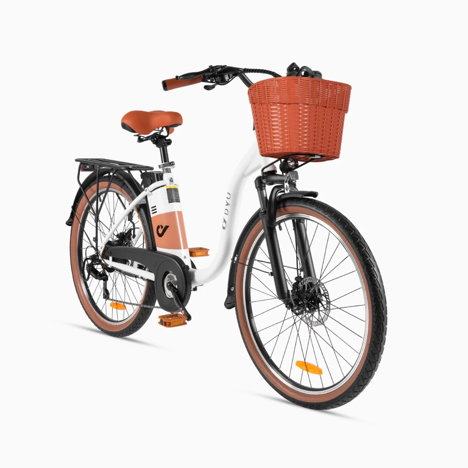Una bicicleta eléctrica blanca con sillín, manillar y cesta marrones.