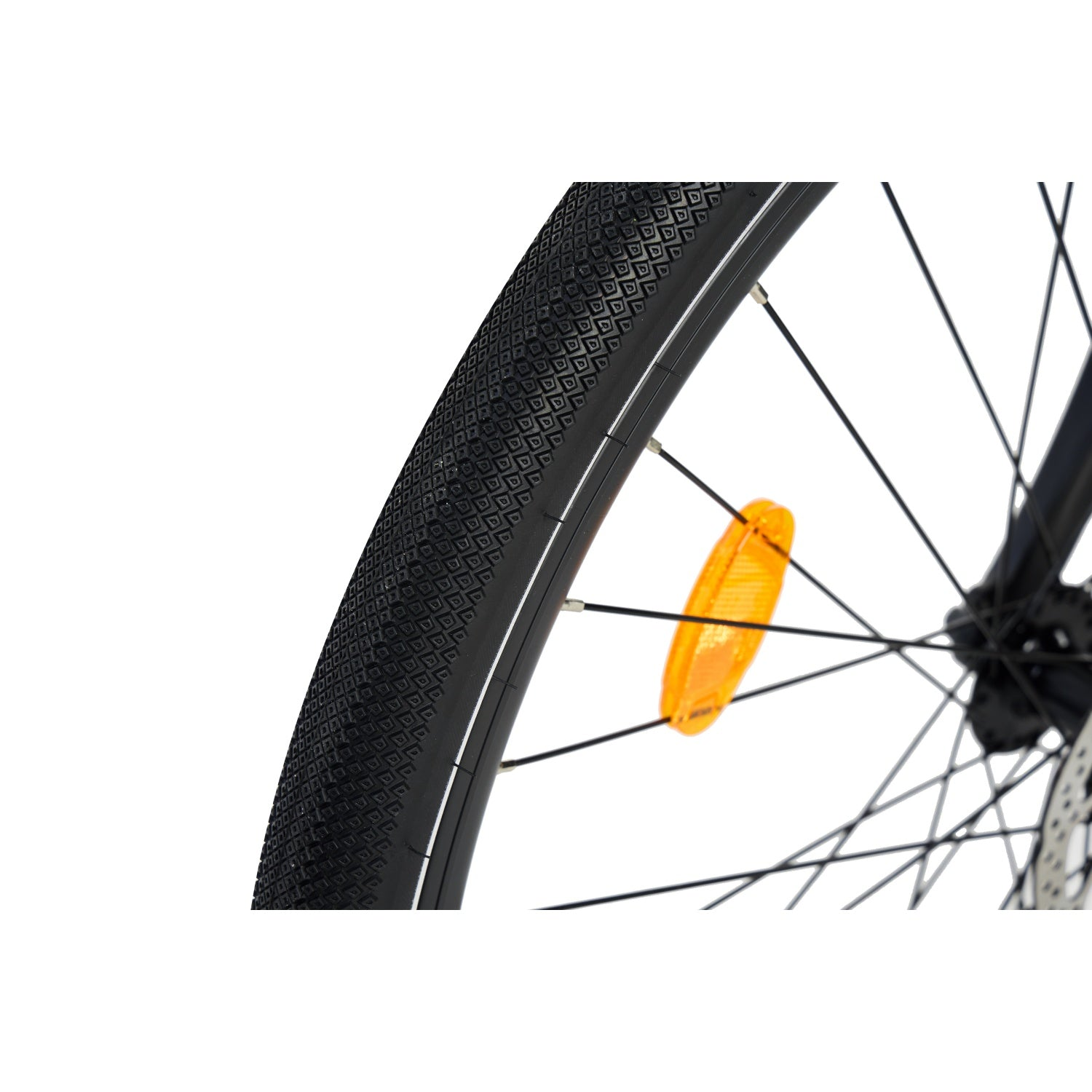 Primer plano de una rueda de bicicleta con un reflector naranja.