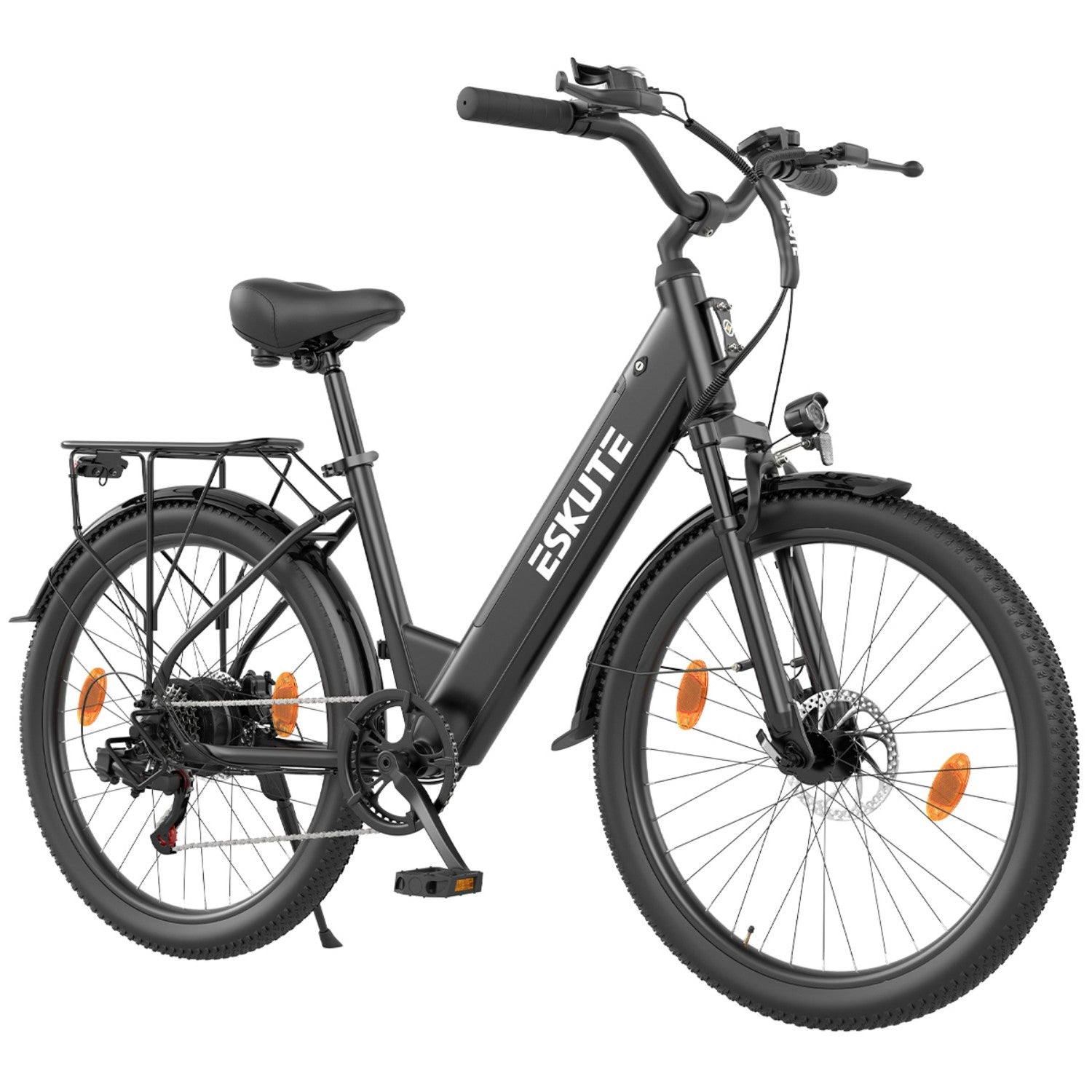 Una bicicleta eléctrica negra con portabultos, guardabarros y reflectores naranjas.