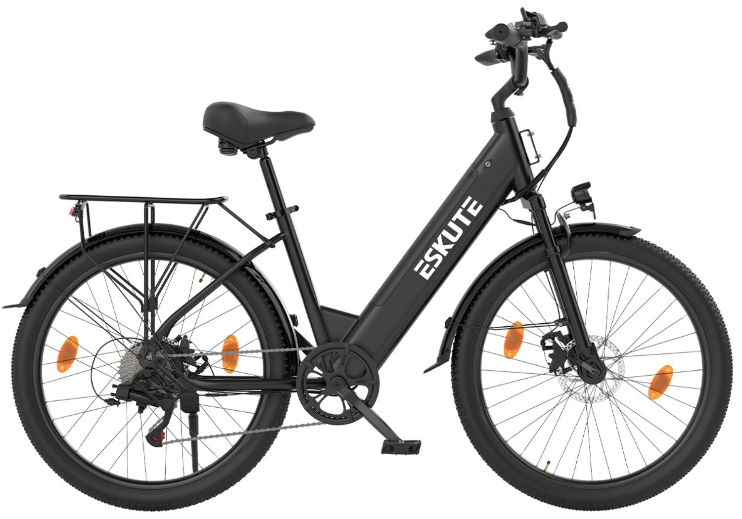 Bicicleta eléctrica negra con portaequipajes, logo ESKUTE, horquilla de suspensión y reflectores naranjas.