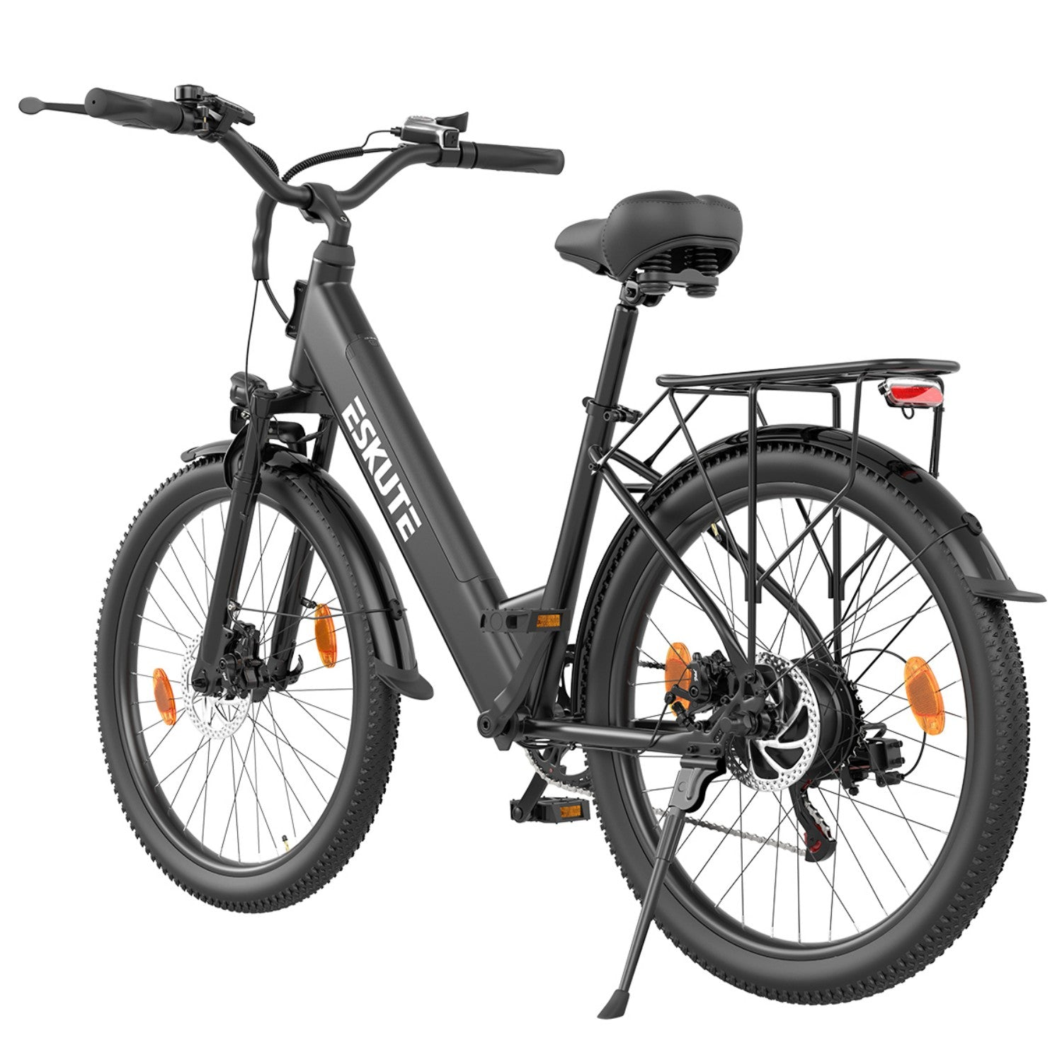 Una bicicleta eléctrica Eskute negra con portaequipajes trasero y pata de cabra, en estudio.