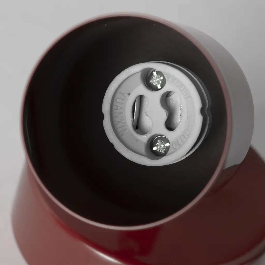 Portalámparas rojo con casquillo GU10 y dos tornillos.