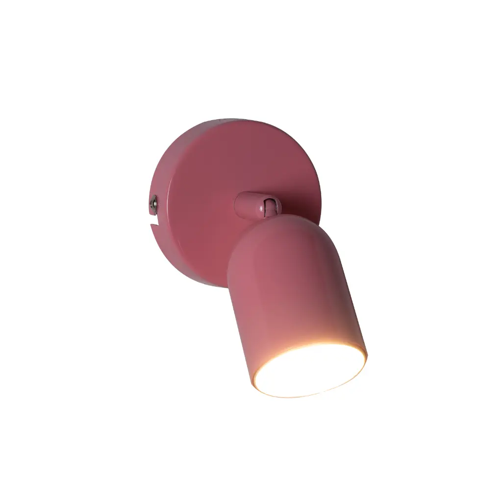 Una lámpara de pared rosa con foco ajustable que brilla intensamente.