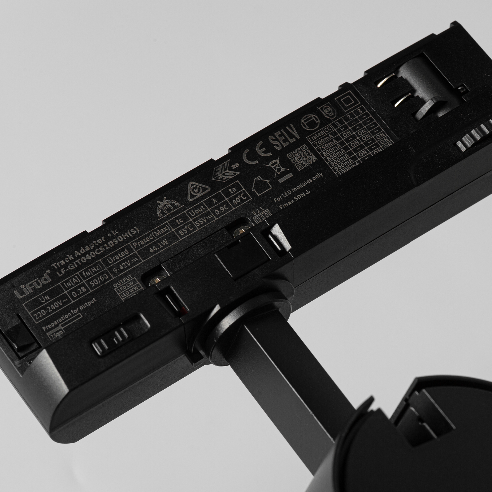Controlador LED negro con etiquetas y especificaciones técnicas.