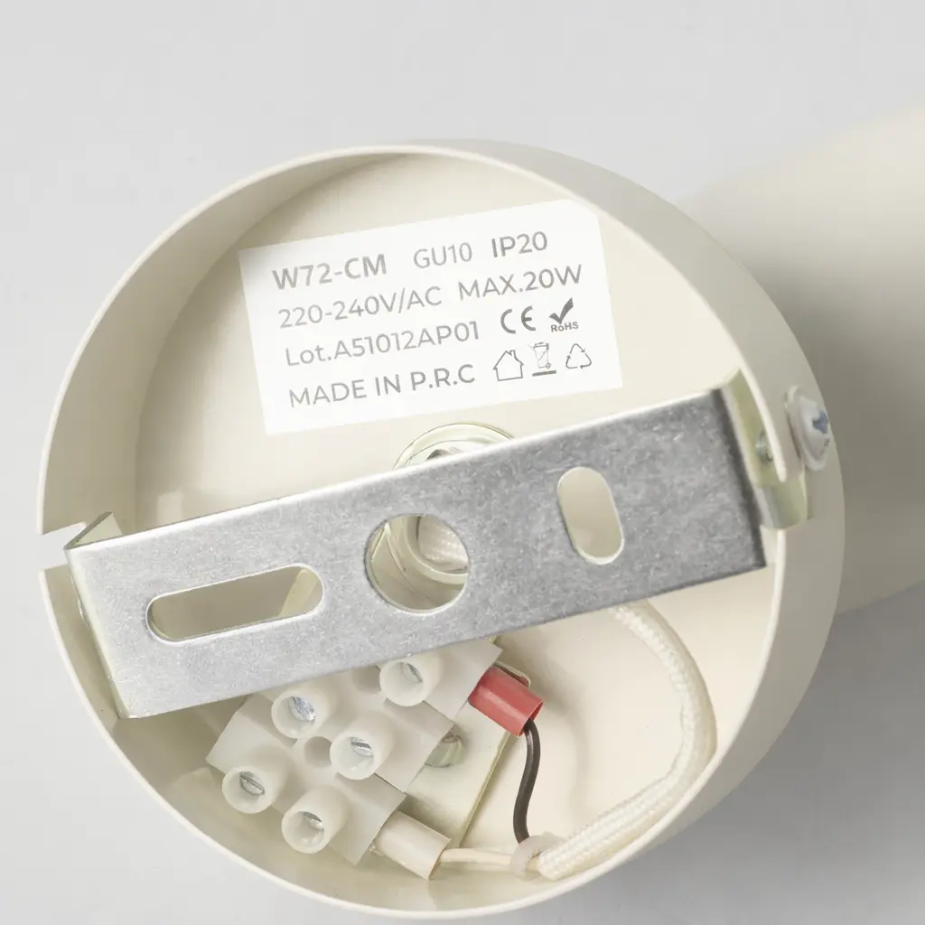 Primer plano de una base de lámpara blanca que muestra el cableado y la etiqueta de especificaciones.