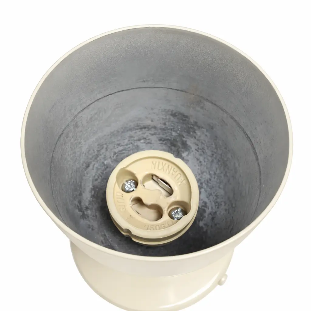 Un portalámparas color crema con dos tornillos y pieza metálica dentro de un tubo.