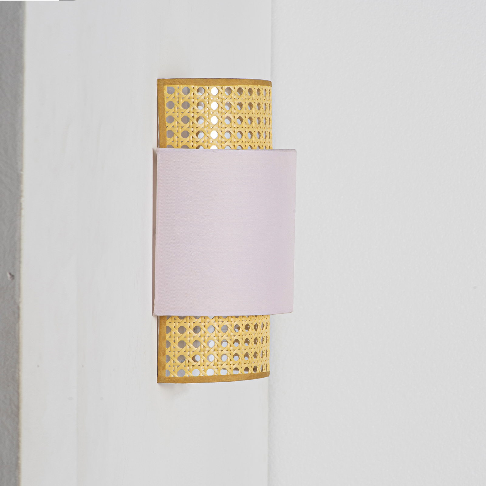 Lámpara de pared con tejido de ratán y pantalla lila.