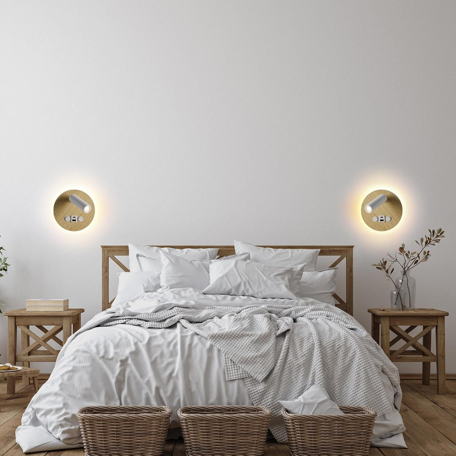 Un dormitorio con cama blanca, mesitas de noche de madera y apliques.