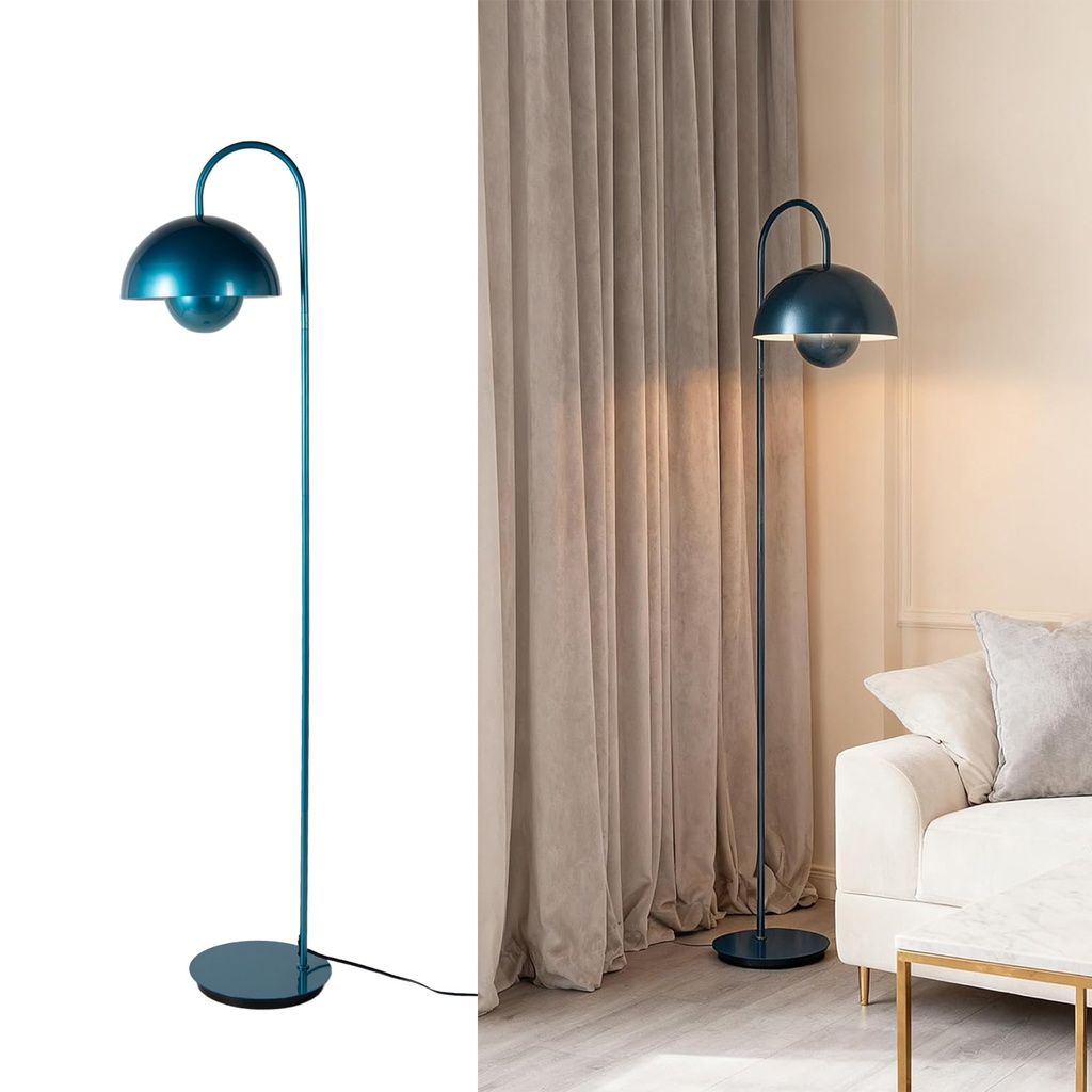 Una elegante lámpara de pie turquesa con pantalla semicircular junto a una cortina.