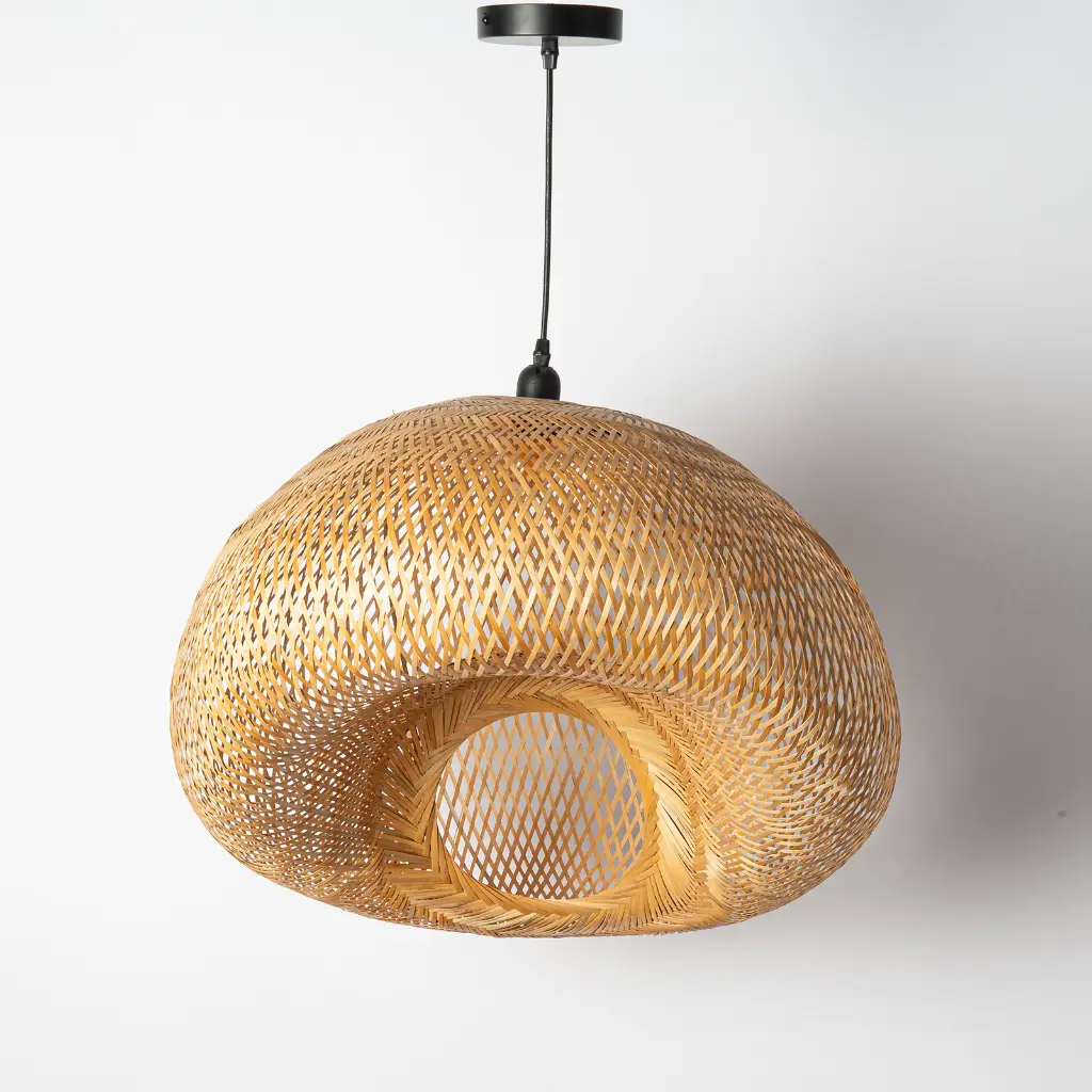Una lámpara redonda tejida de madera clara.