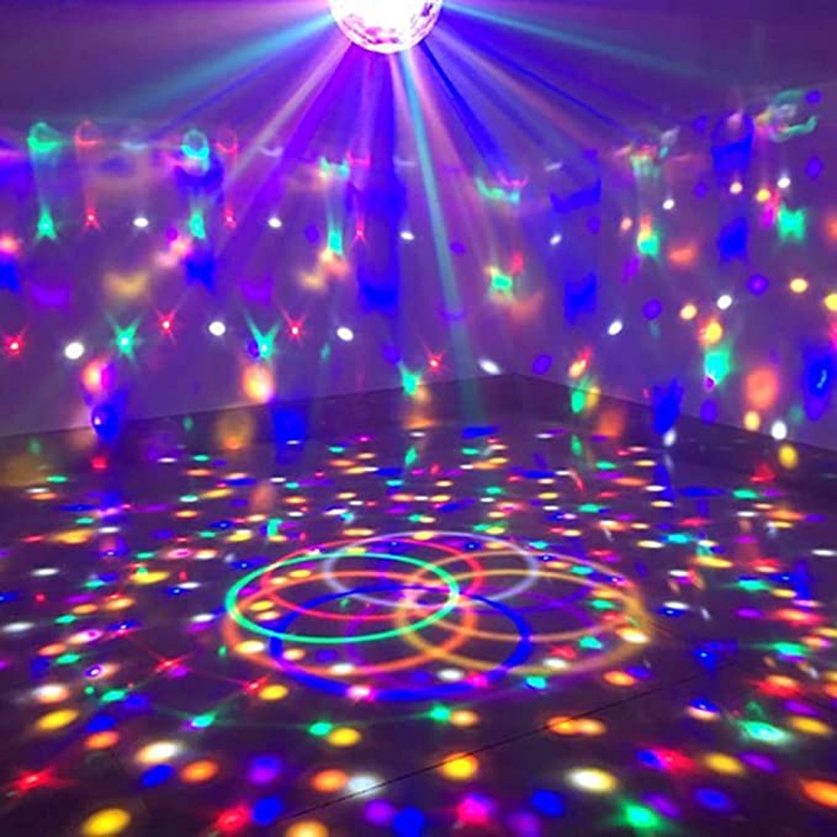 Discobal werpt kleurrijke lichten op vloer en muren.