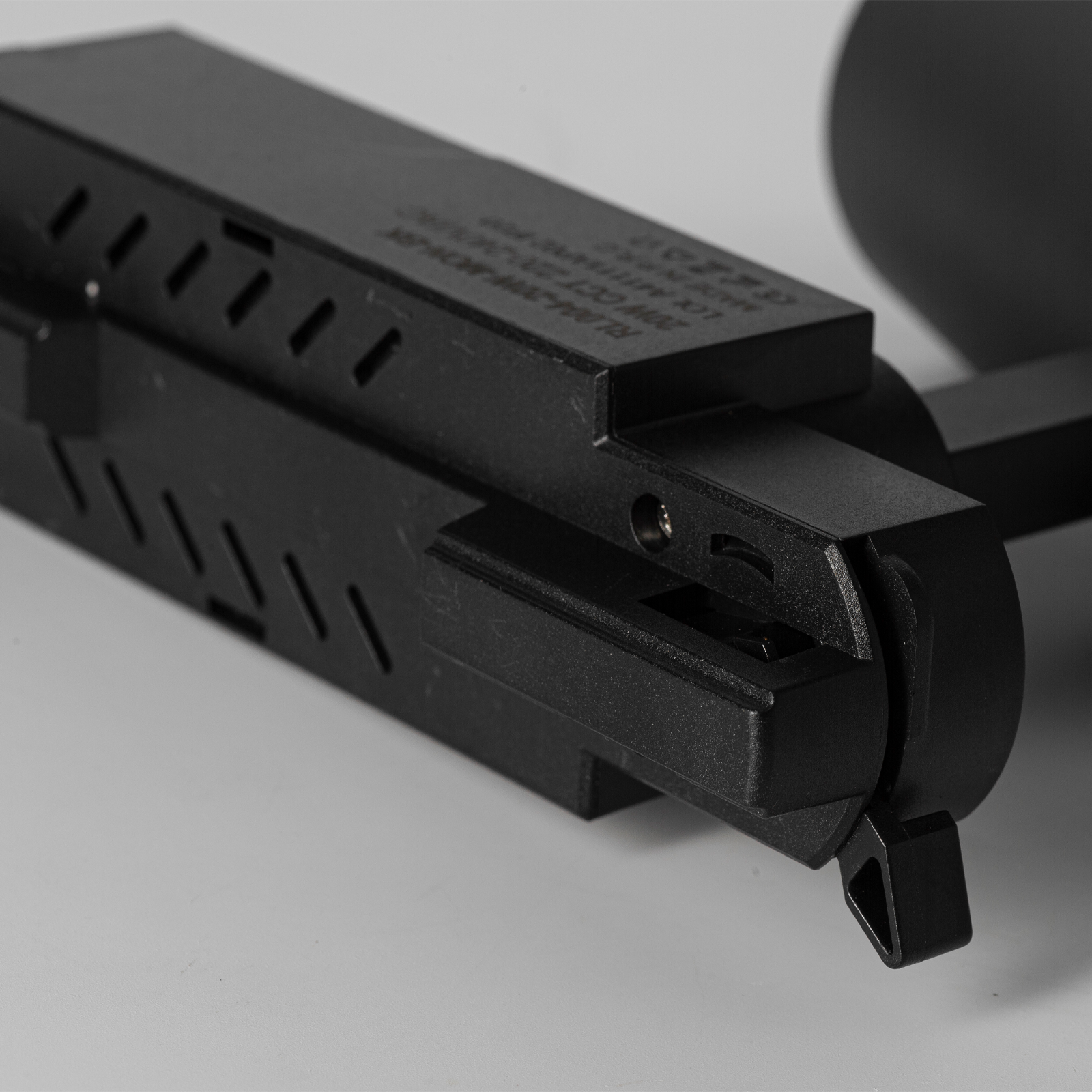 Un dispositivo electrónico negro con ranuras de ventilación.