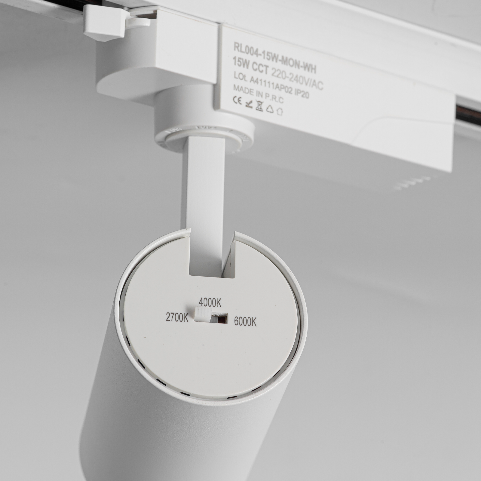 Un foco de riel blanco con temperatura de color ajustable (2700K-6000K).