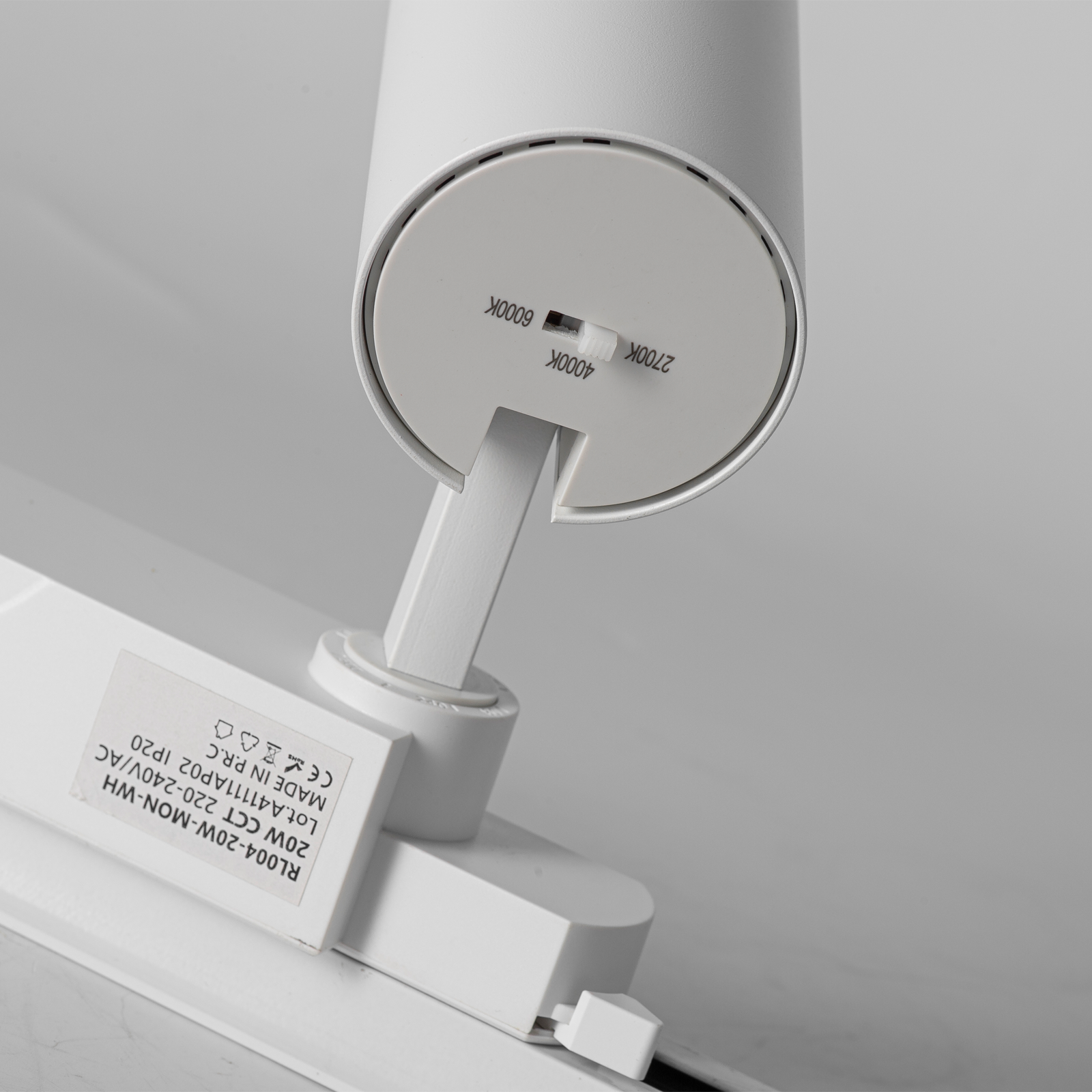 Un foco blanco con temperatura de color ajustable (2700K, 4000K, 6000K).