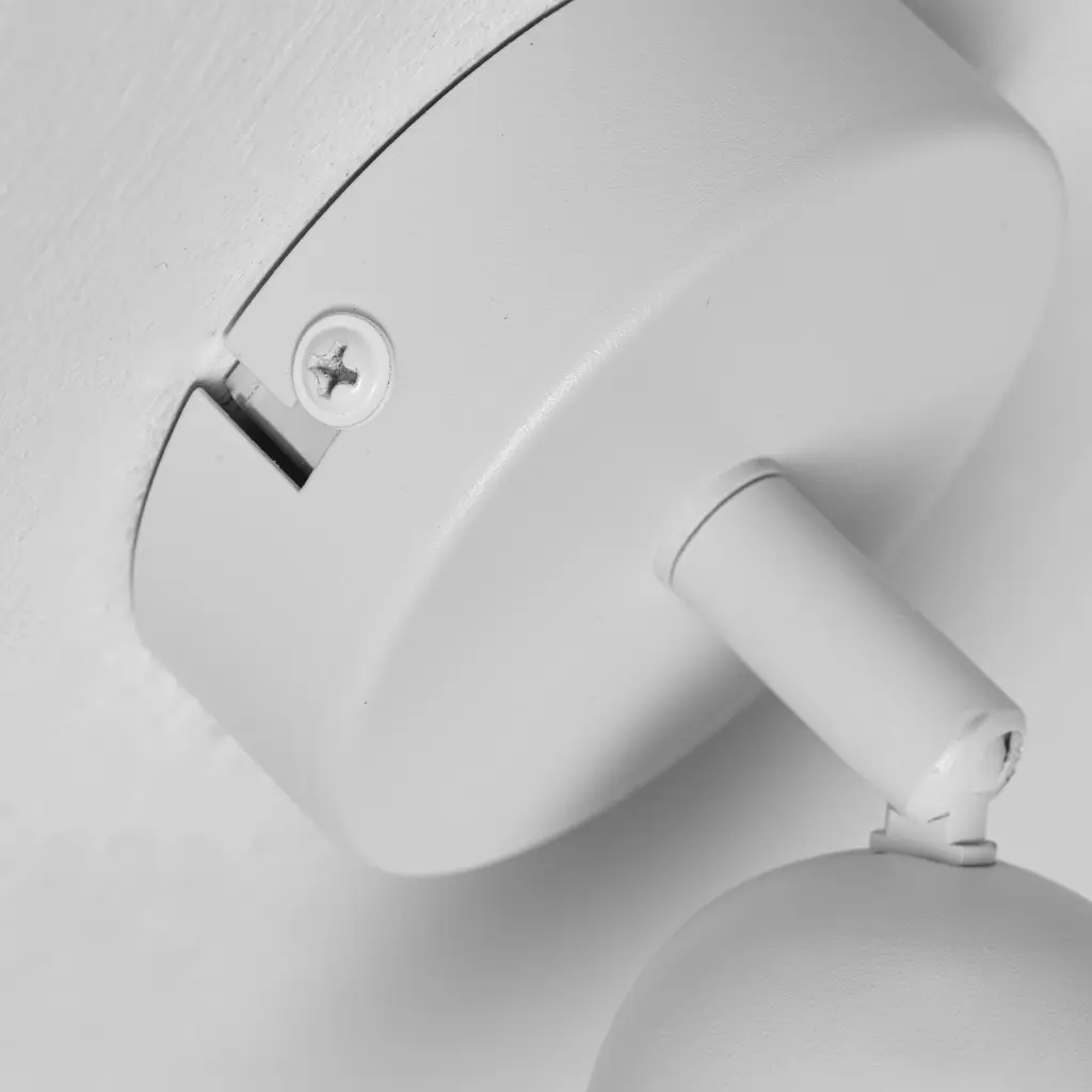 Un foco de techo blanco con un tornillo en la base.