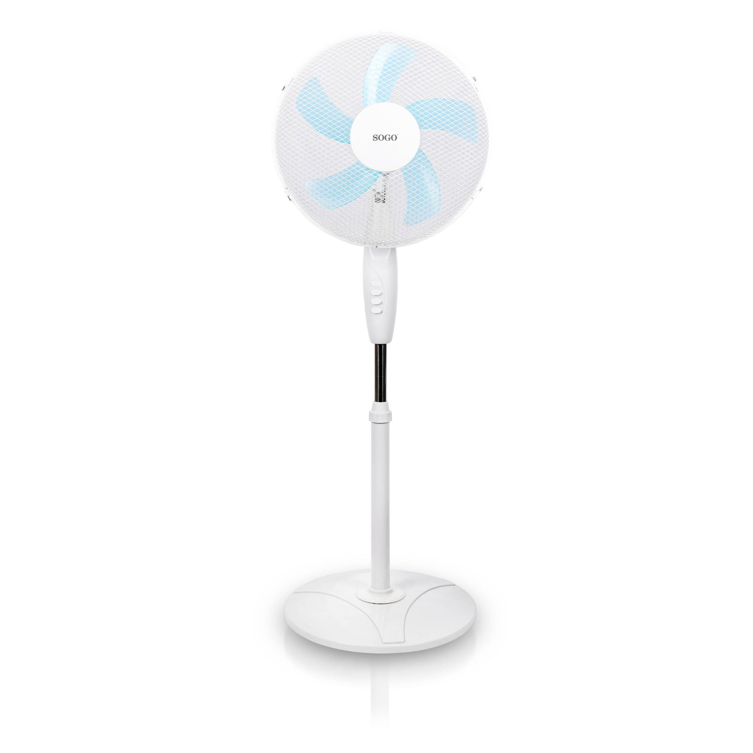 Un ventilador blanco de SOGO con aspas azules sobre fondo blanco.