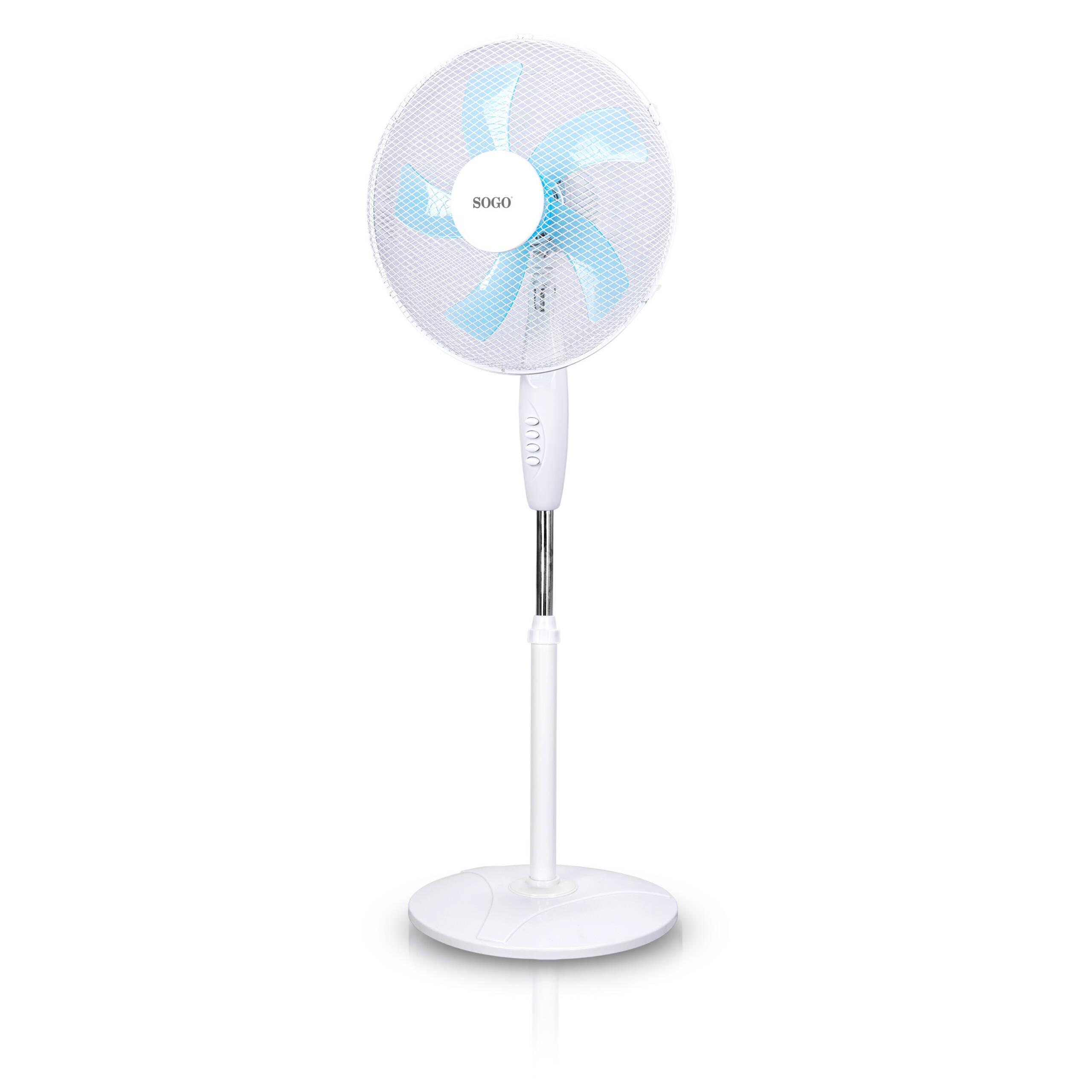 Un ventilador de pedestal blanco con aspas azules y detalles plateados.