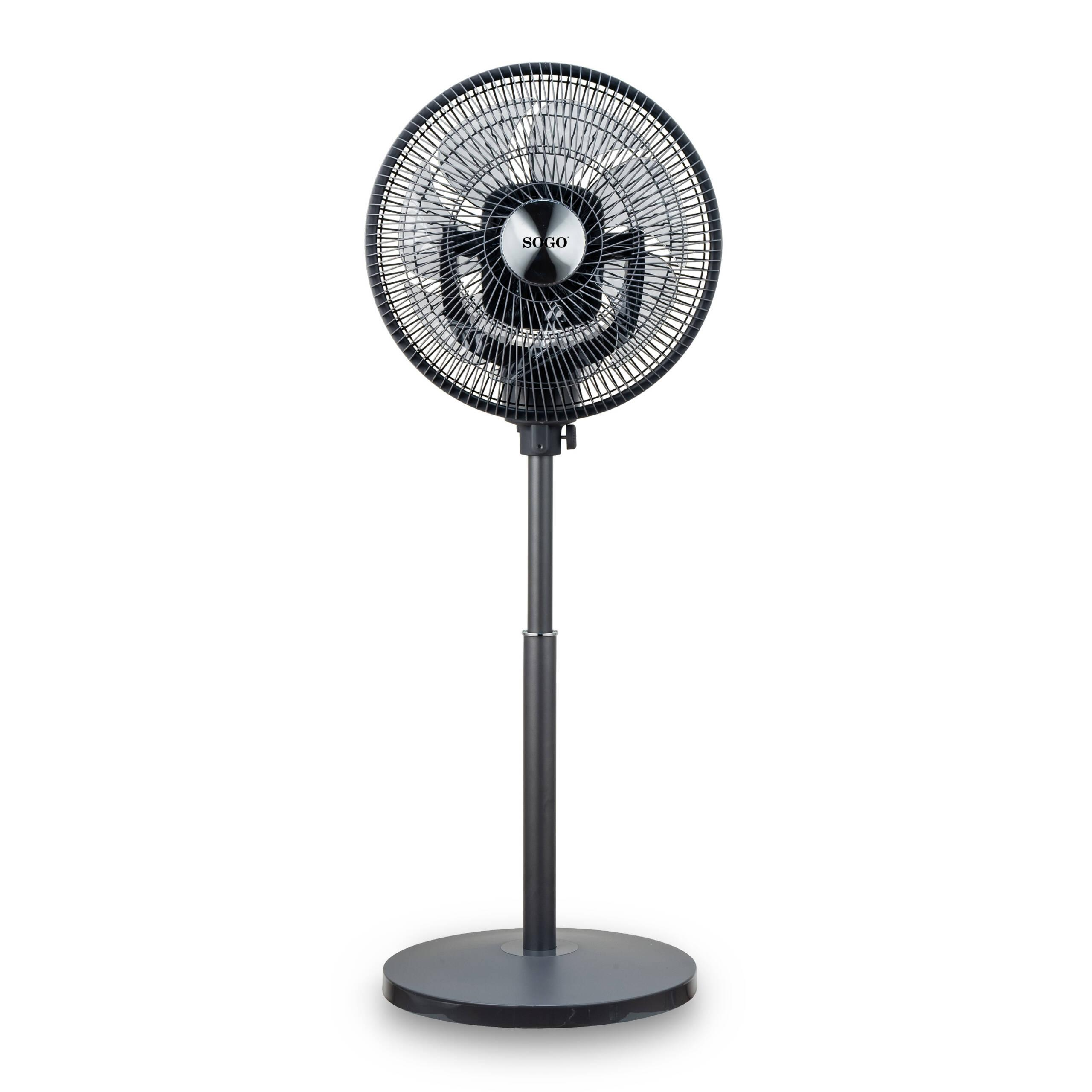 Un ventilador de pie negro con base redonda y pedestal delgado.