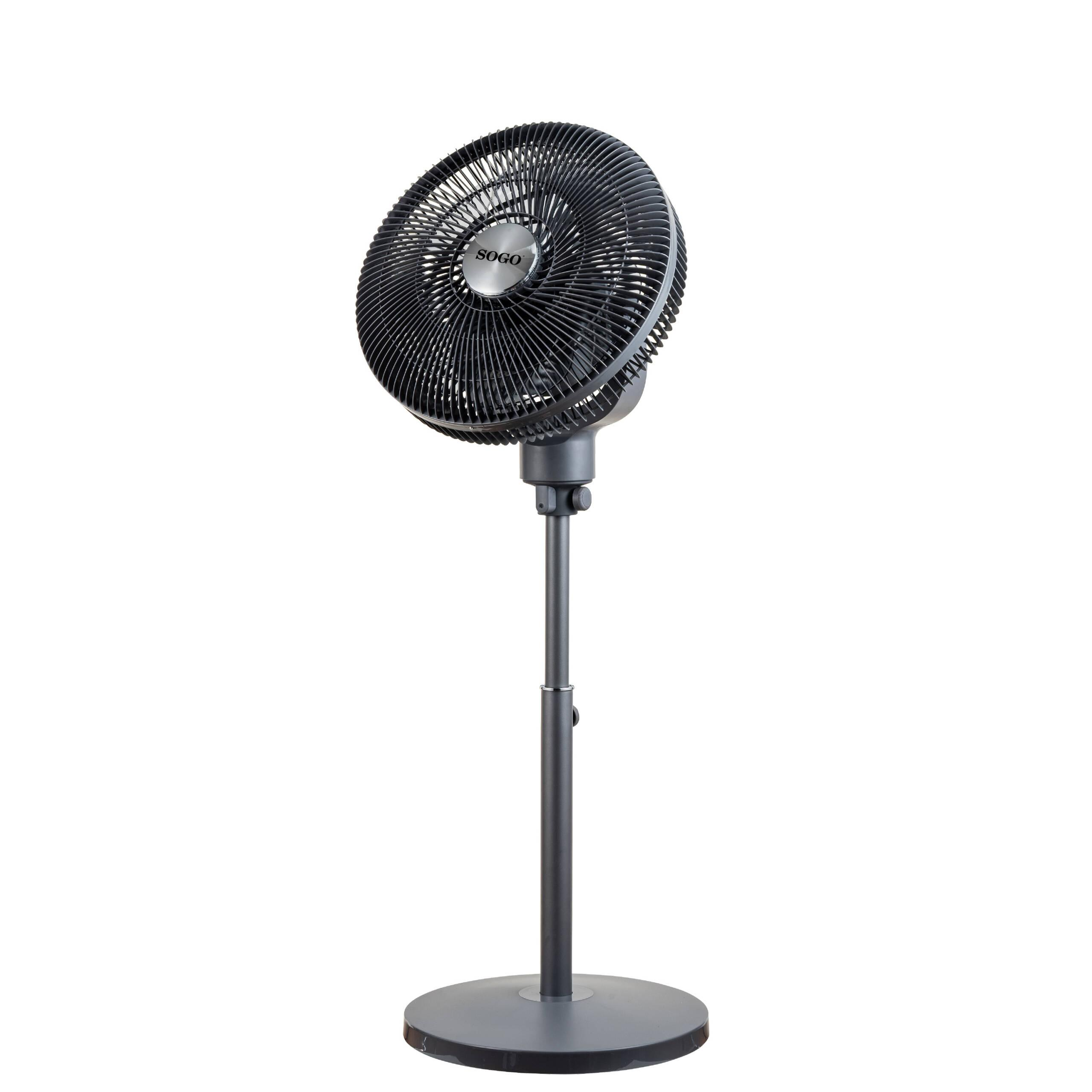 Un ventilador de pedestal negro Sogo con base redonda.