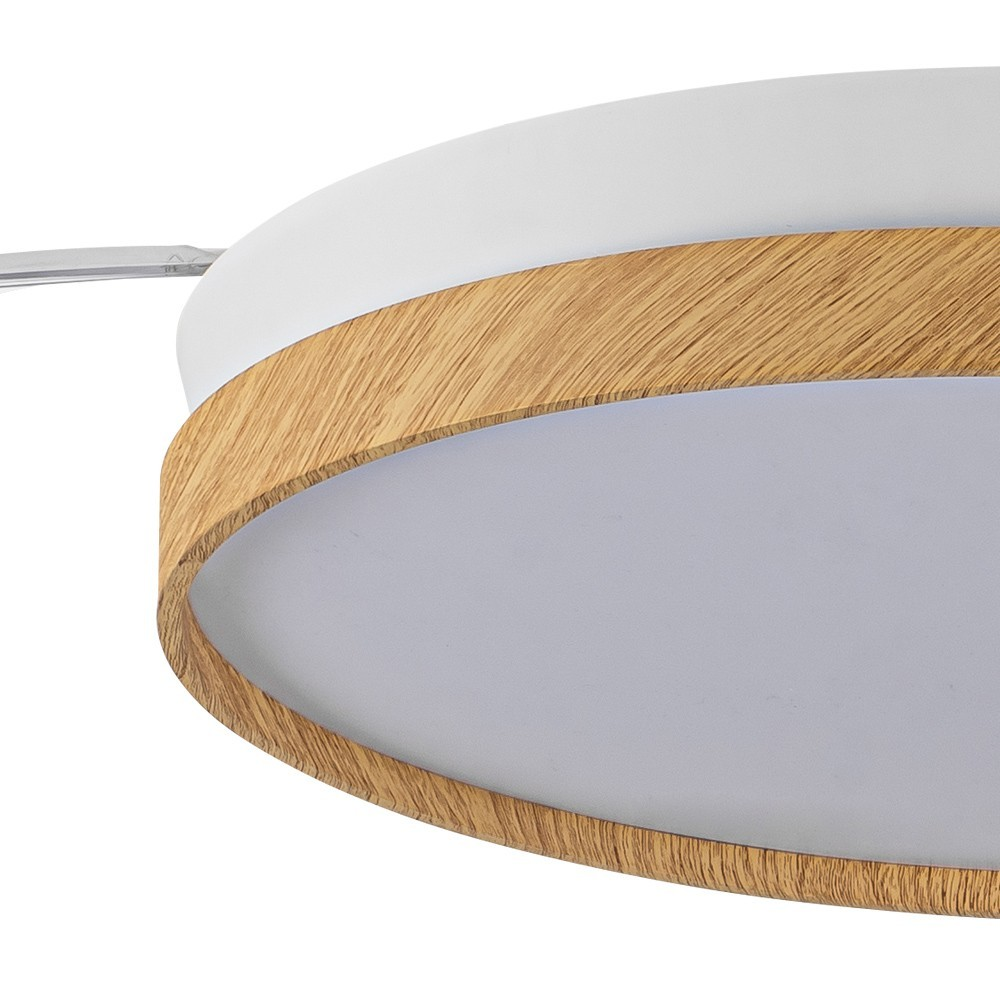 Una lámpara de techo blanca con borde de imitación madera.