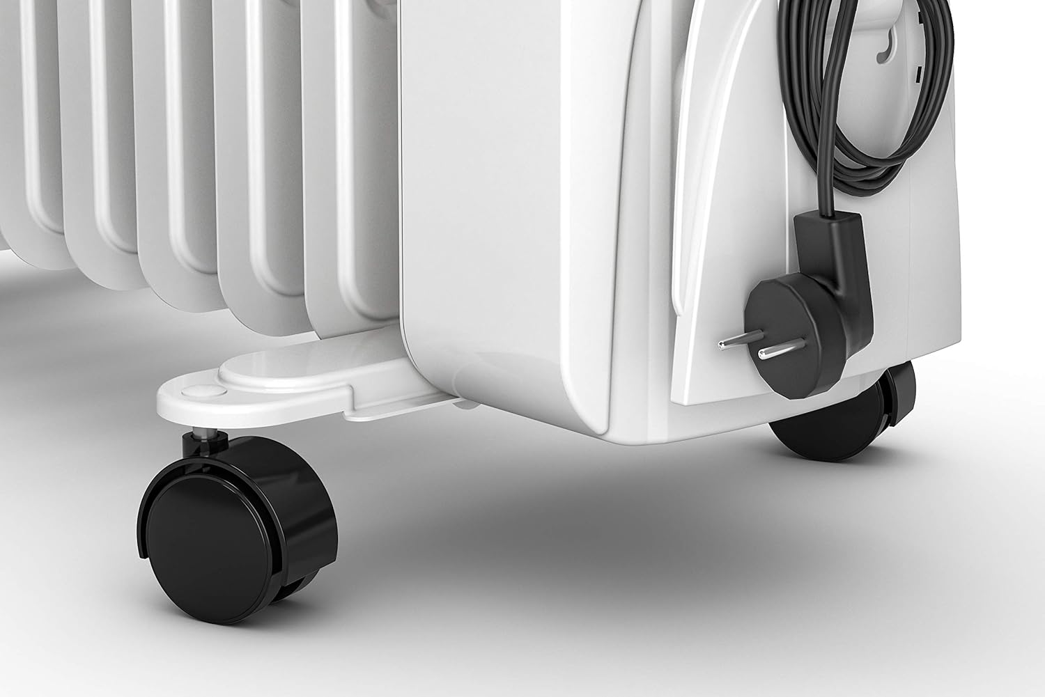Biały grzejnik z czarnymi kółkami i czarnym kablem z wtyczką.