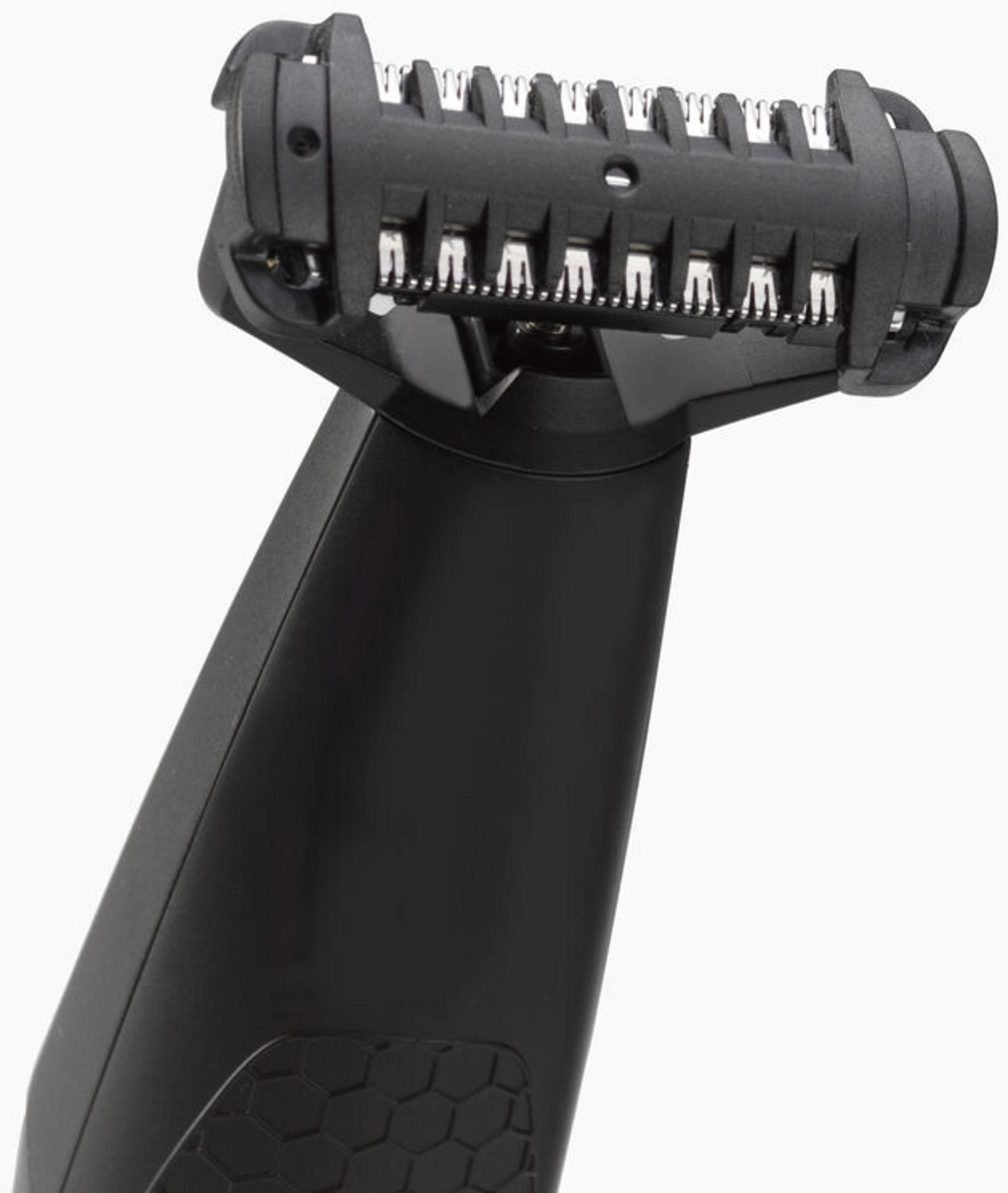 Czarna głowica trymera z metalowymi ostrzami i osłonami na białym tle.