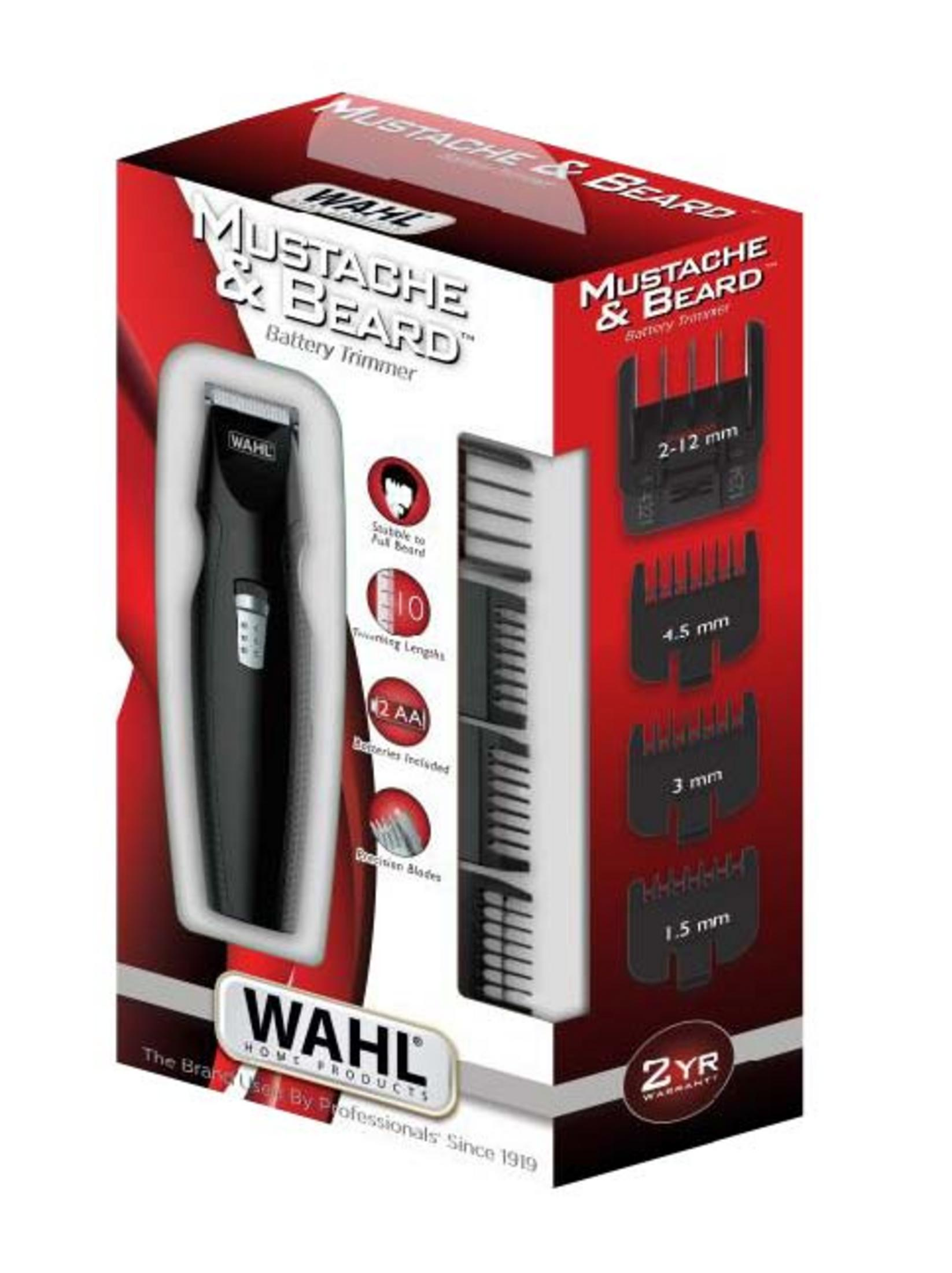 Caja de recortadora de batería Wahl para bigote y barba con accesorios como peines y baterías.