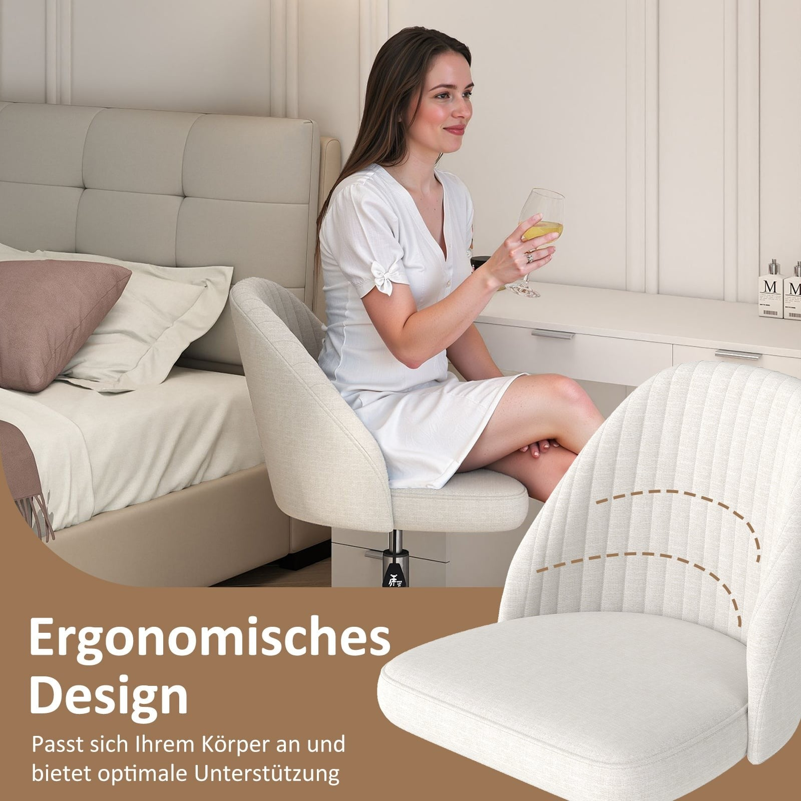 Vrouw in witte jurk zit op stoel met glas wijn.